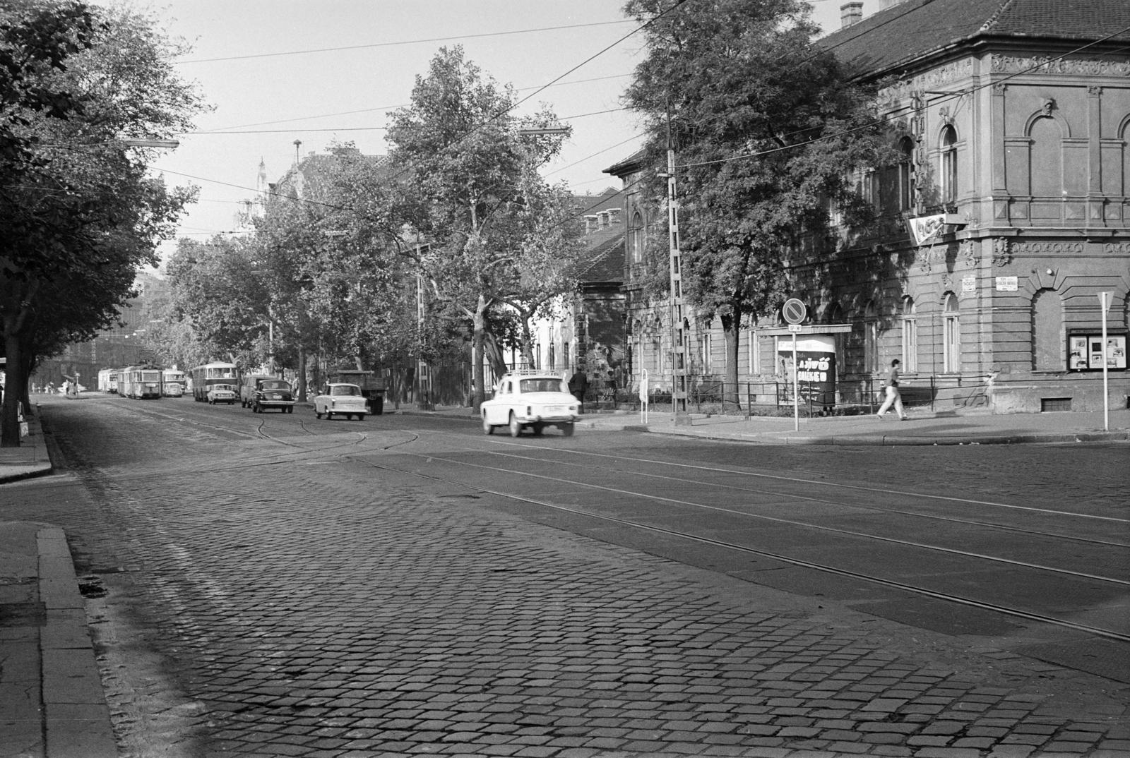 Hungary, Budapest XIV., Thököly út és a Cházár András utca kereszteződés. A kép forrását kérjük így adja meg: Fortepan / Budapest Főváros Levéltára. Levéltári jelzet: HU.BFL.XV.19.c.10, 1972, Budapest Főváros Levéltára / BRFK helyszínelési fényképei, BRFK Hivatala Bűnügyi Technikai Osztály, traffic, rails, movie poster, movie theater, M21 Wolga, Budapest, Fortepan #283087