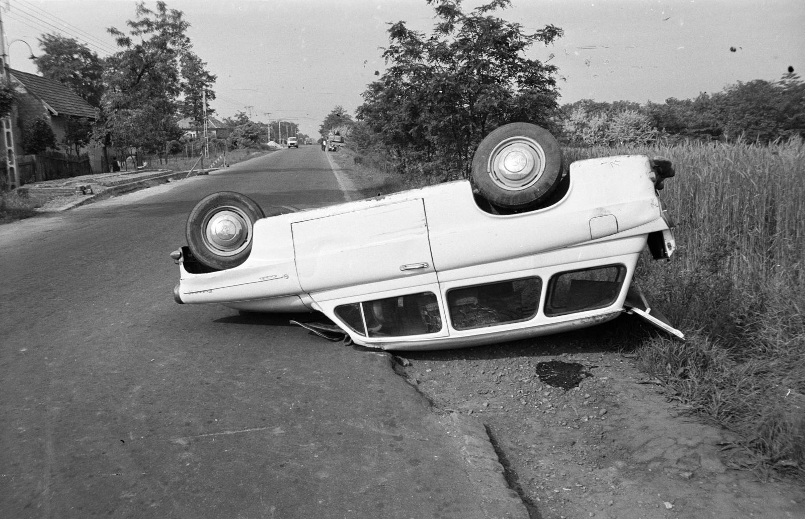A kép forrását kérjük így adja meg: Fortepan / Budapest Főváros Levéltára. Levéltári jelzet: HU.BFL.XV.19.c.10, 1972, Budapest Főváros Levéltára / BRFK helyszínelési fényképei, BRFK Hivatala Bűnügyi Technikai Osztály, wreck, accident, Skoda-brand, Fortepan #283089