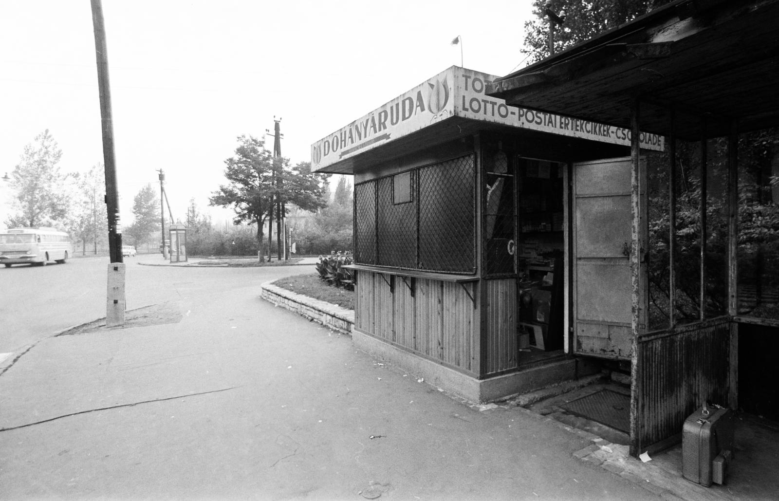 A kép forrását kérjük így adja meg: Fortepan / Budapest Főváros Levéltára. Levéltári jelzet: HU.BFL.XV.19.c.10, 1972, Budapest Főváros Levéltára / BRFK helyszínelési fényképei, BRFK Hivatala Bűnügyi Technikai Osztály, window bars, tobacco shop, Fortepan #283093