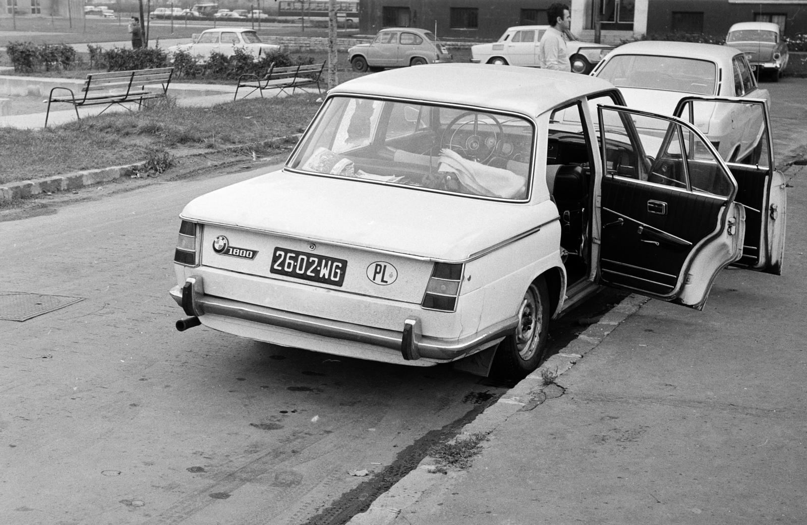 Hungary, Budapest XI., a felvétel a Tétényi útnál készült, háttérben a 38/a számú épület kapuja látható. A kép forrását kérjük így adja meg: Fortepan / Budapest Főváros Levéltára. Levéltári jelzet: HU.BFL.XV.19.c.10, 1972, Budapest Főváros Levéltára / BRFK helyszínelési fényképei, BRFK Hivatala Bűnügyi Technikai Osztály, Budapest, number plate, BMW New Class, Fortepan #283101