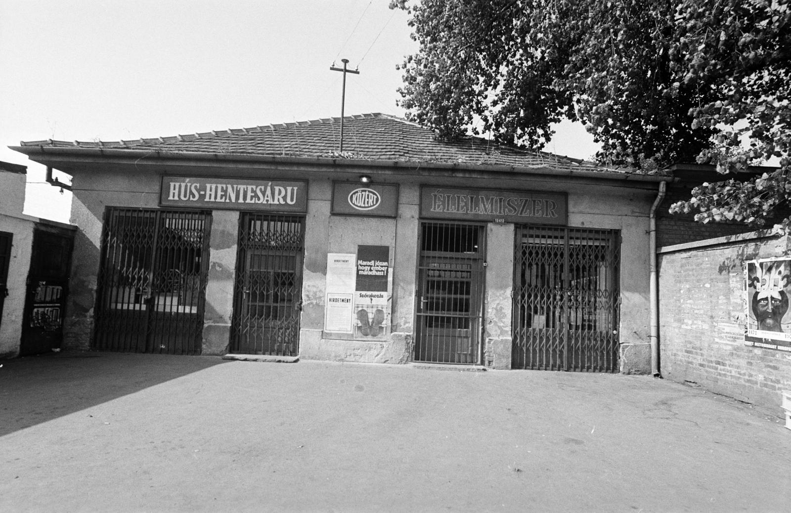 A kép forrását kérjük így adja meg: Fortepan / Budapest Főváros Levéltára. Levéltári jelzet: HU.BFL.XV.19.c.10, 1972, Budapest Főváros Levéltára / BRFK helyszínelési fényképei, BRFK Hivatala Bűnügyi Technikai Osztály, Közért Company, grocery store, Fortepan #283105