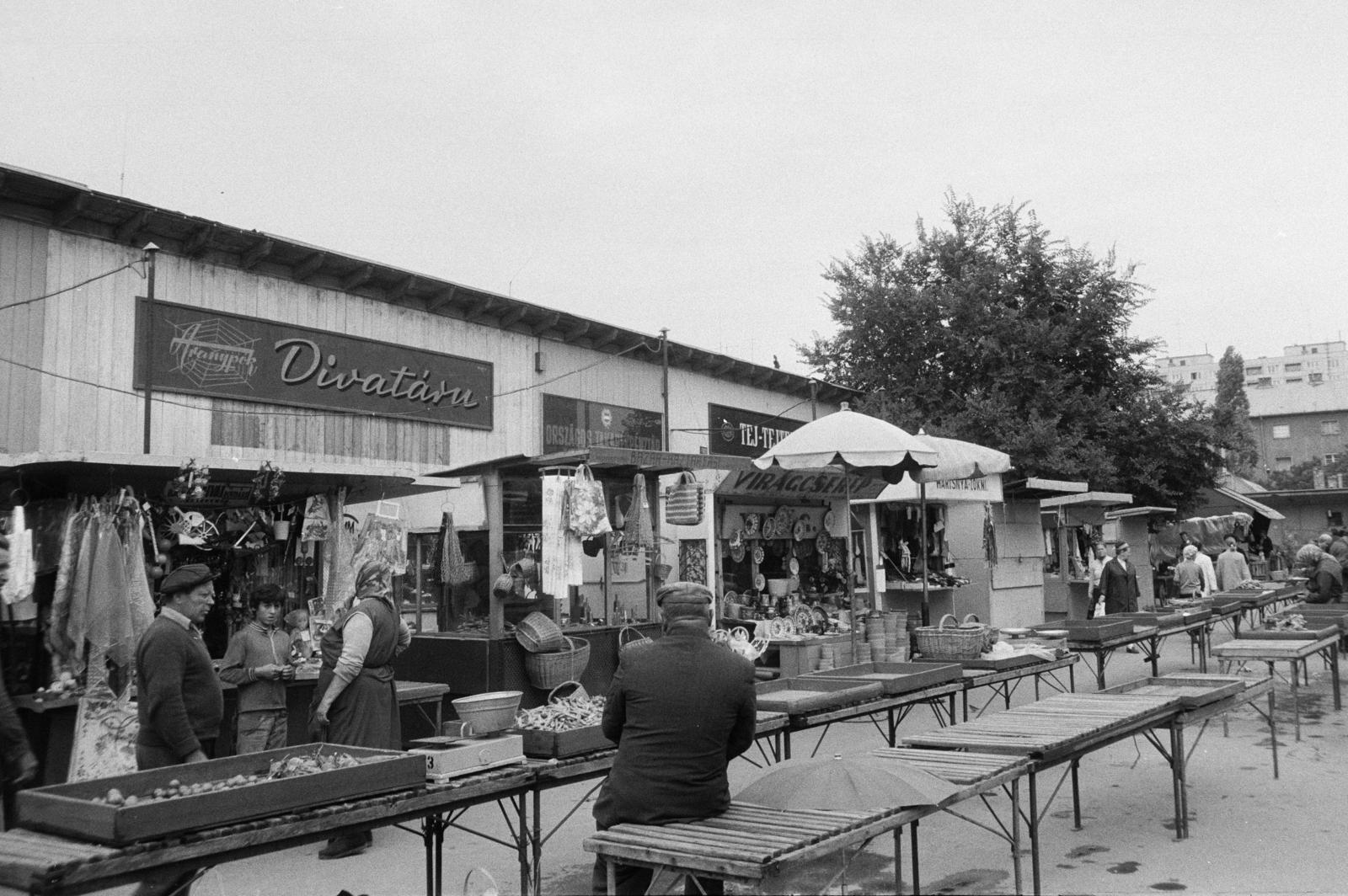 A kép forrását kérjük így adja meg: Fortepan / Budapest Főváros Levéltára. Levéltári jelzet: HU.BFL.XV.19.c.10, 1972, Budapest Főváros Levéltára / BRFK helyszínelési fényképei, BRFK Hivatala Bűnügyi Technikai Osztály, Fashion store, market, Fortepan #283128