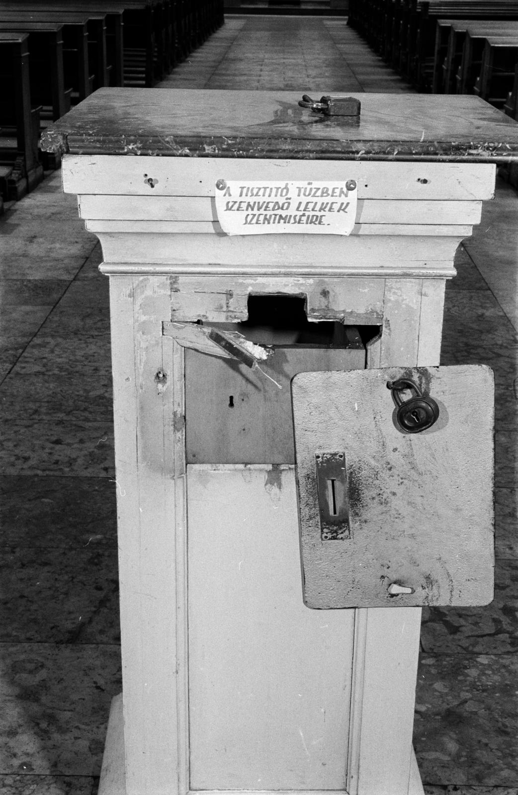 Hungary, Budapest XIV., Bosnyák tér, Páduai Szent Antal-templom. A kép forrását kérjük így adja meg: Fortepan / Budapest Főváros Levéltára. Levéltári jelzet: HU.BFL.XV.19.c.10, 1972, Budapest Főváros Levéltára / BRFK helyszínelési fényképei, BRFK Hivatala Bűnügyi Technikai Osztály, Best of, label, padlock, money-box, church interior, Budapest, Fortepan #283148