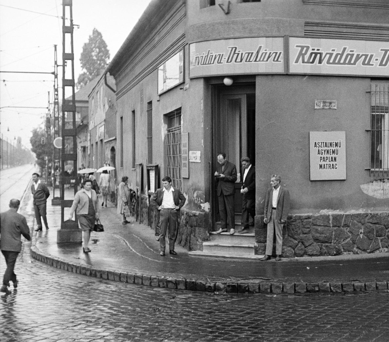 Hungary, Budapest XX., Nagysándor József utca, Rövidáru és Divatáru bolt a sarkon, jobbra a Jókai Mór utca. A kép forrását kérjük így adja meg: Fortepan / Budapest Főváros Levéltára. Levéltári jelzet: HU.BFL.XV.19.c.10, 1972, Budapest Főváros Levéltára / BRFK helyszínelési fényképei, BRFK Hivatala Bűnügyi Technikai Osztály, Budapest, cornerhouse, haberdashery, men, Fortepan #283171
