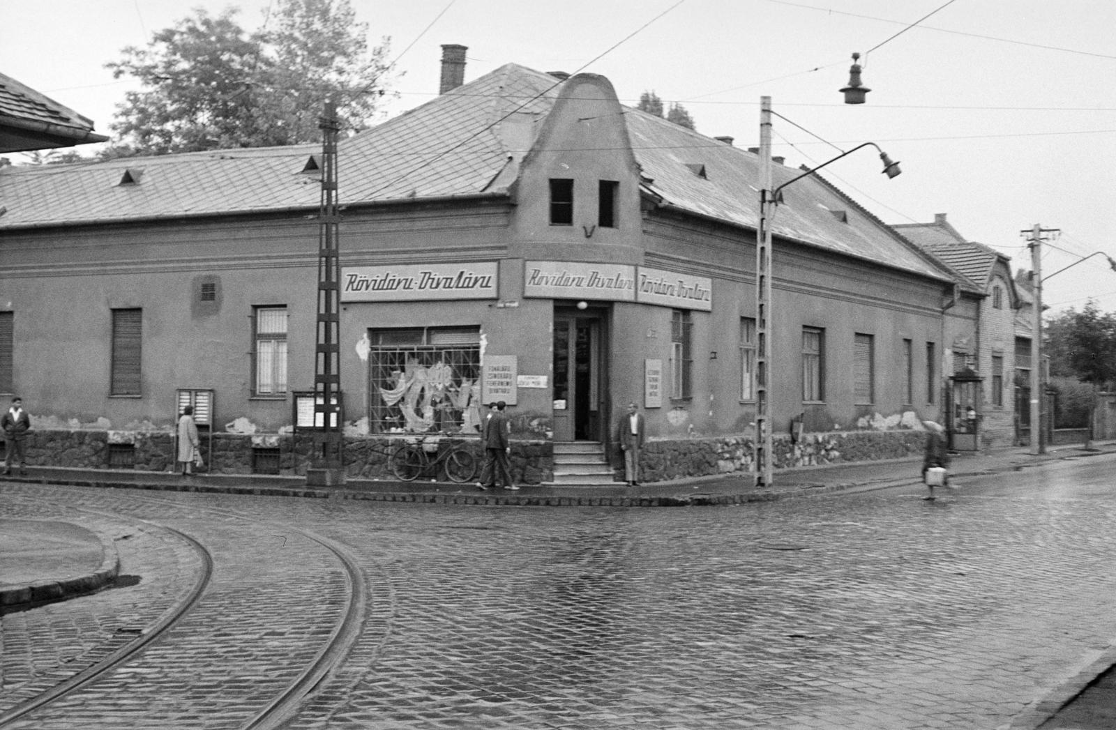 Hungary, Budapest XX., Nagysándor József utca, Rövidáru és Divatáru bolt a sarkon, balra a Jókai Mór utca. A kép forrását kérjük így adja meg: Fortepan / Budapest Főváros Levéltára. Levéltári jelzet: HU.BFL.XV.19.c.10, 1972, Budapest Főváros Levéltára / BRFK helyszínelési fényképei, BRFK Hivatala Bűnügyi Technikai Osztály, Budapest, cornerhouse, Fashion store, Fortepan #283172