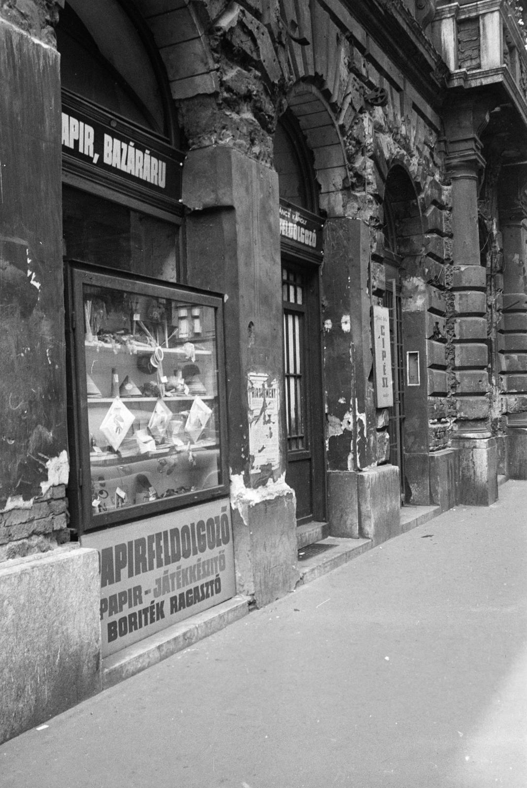 Hungary, Budapest VII., Garay utca 50., Ferjáncz Károly papírfeldolgozó, papír-játékkészítő műhelyének kirakata. A kép forrását kérjük így adja meg: Fortepan / Budapest Főváros Levéltára. Levéltári jelzet: HU.BFL.XV.19.c.10, 1972, Budapest Főváros Levéltára / BRFK helyszínelési fényképei, BRFK Hivatala Bűnügyi Technikai Osztály, tradie, Budapest, Fortepan #283180