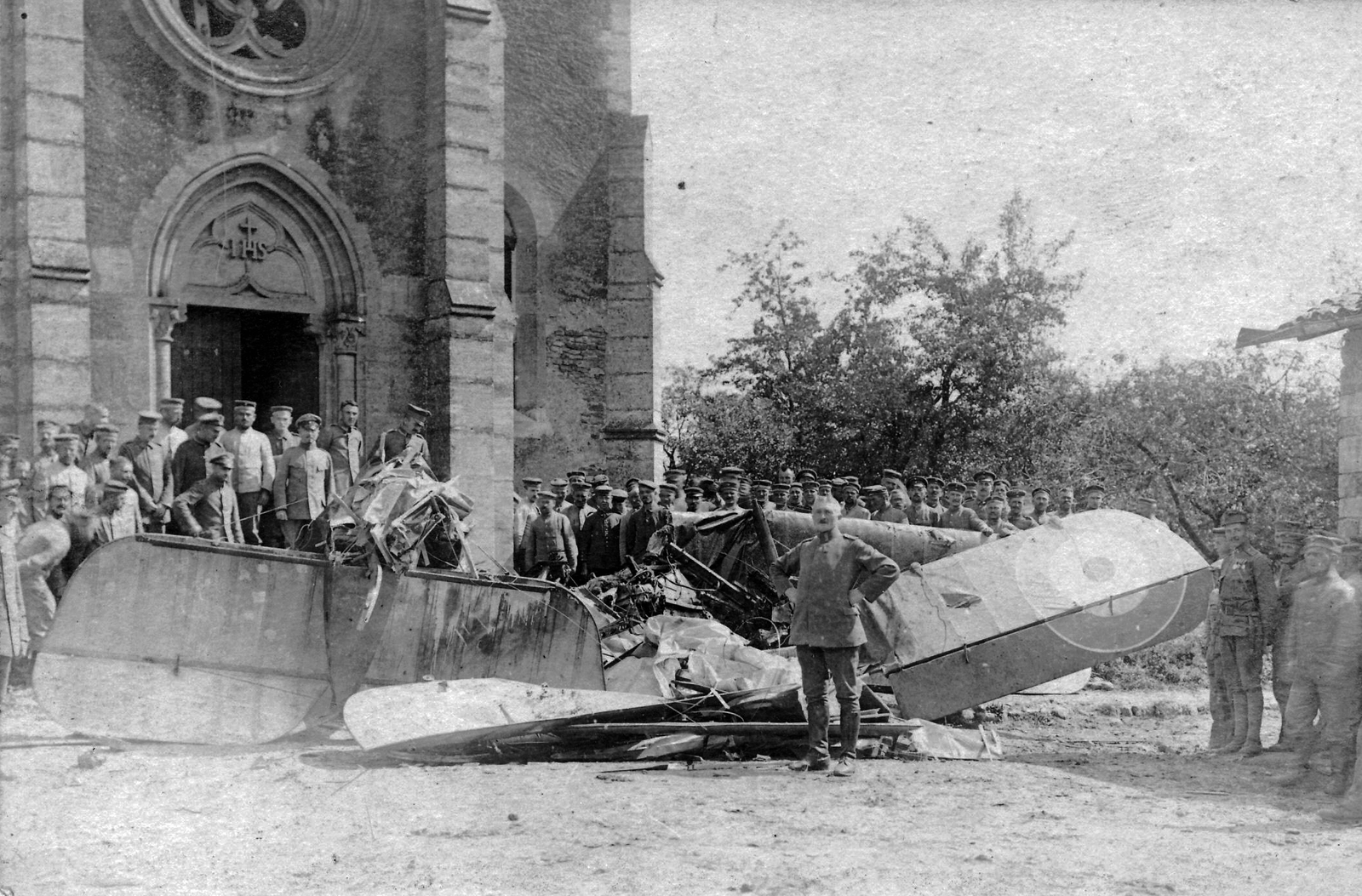 France, Latour-en-Woëvre, háttérben a Szent Ágoston templom, előtérben egy lelőtt brit Airco DH-4 bombázórepülő., 1918, Jurányi Attila, First World War, church, British brand, airplane, wreck, soldier, Airco-brand, insignia, Fortepan #28321