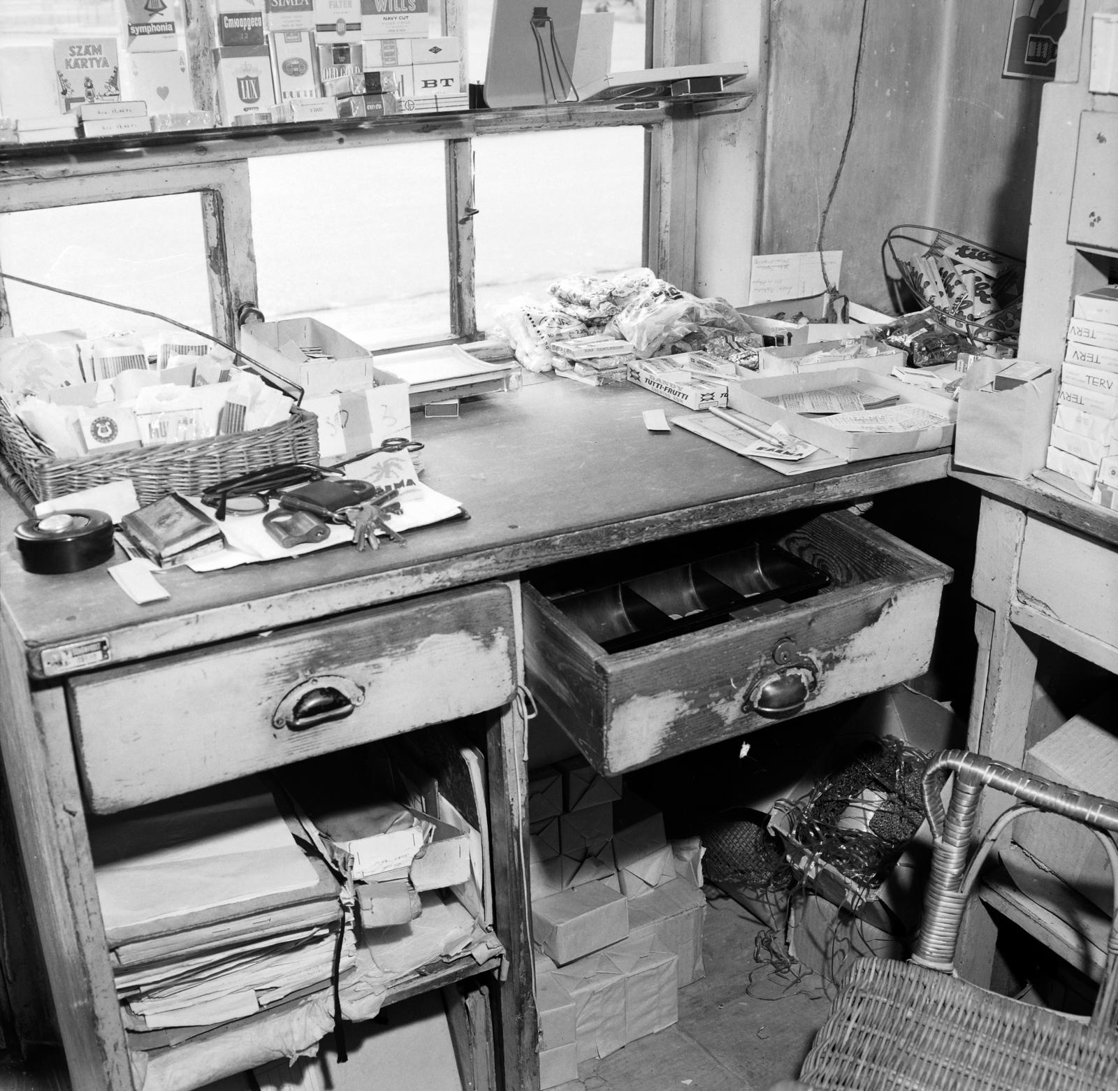 A kép forrását kérjük így adja meg: Fortepan / Budapest Főváros Levéltára. Levéltári jelzet: HU.BFL.XV.19.c.10, 1972, Budapest Főváros Levéltára / BRFK helyszínelési fényképei, BRFK Hivatala Bűnügyi Technikai Osztály, tobacco shop, drawer, Fortepan #283217