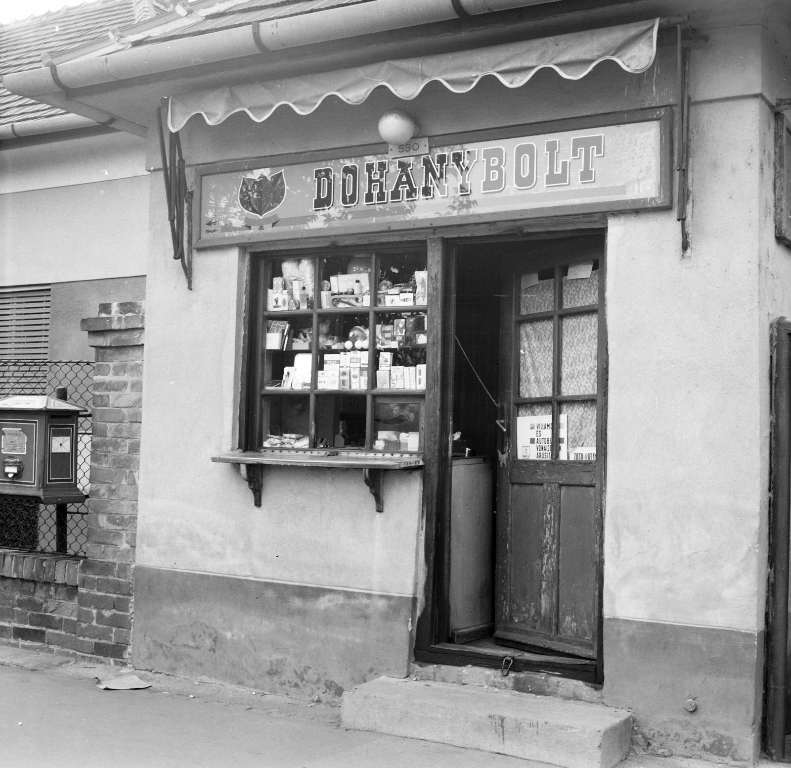 A kép forrását kérjük így adja meg: Fortepan / Budapest Főváros Levéltára. Levéltári jelzet: HU.BFL.XV.19.c.10, 1972, Budapest Főváros Levéltára / BRFK helyszínelési fényképei, BRFK Hivatala Bűnügyi Technikai Osztály, tobacco shop, store display, Fortepan #283218