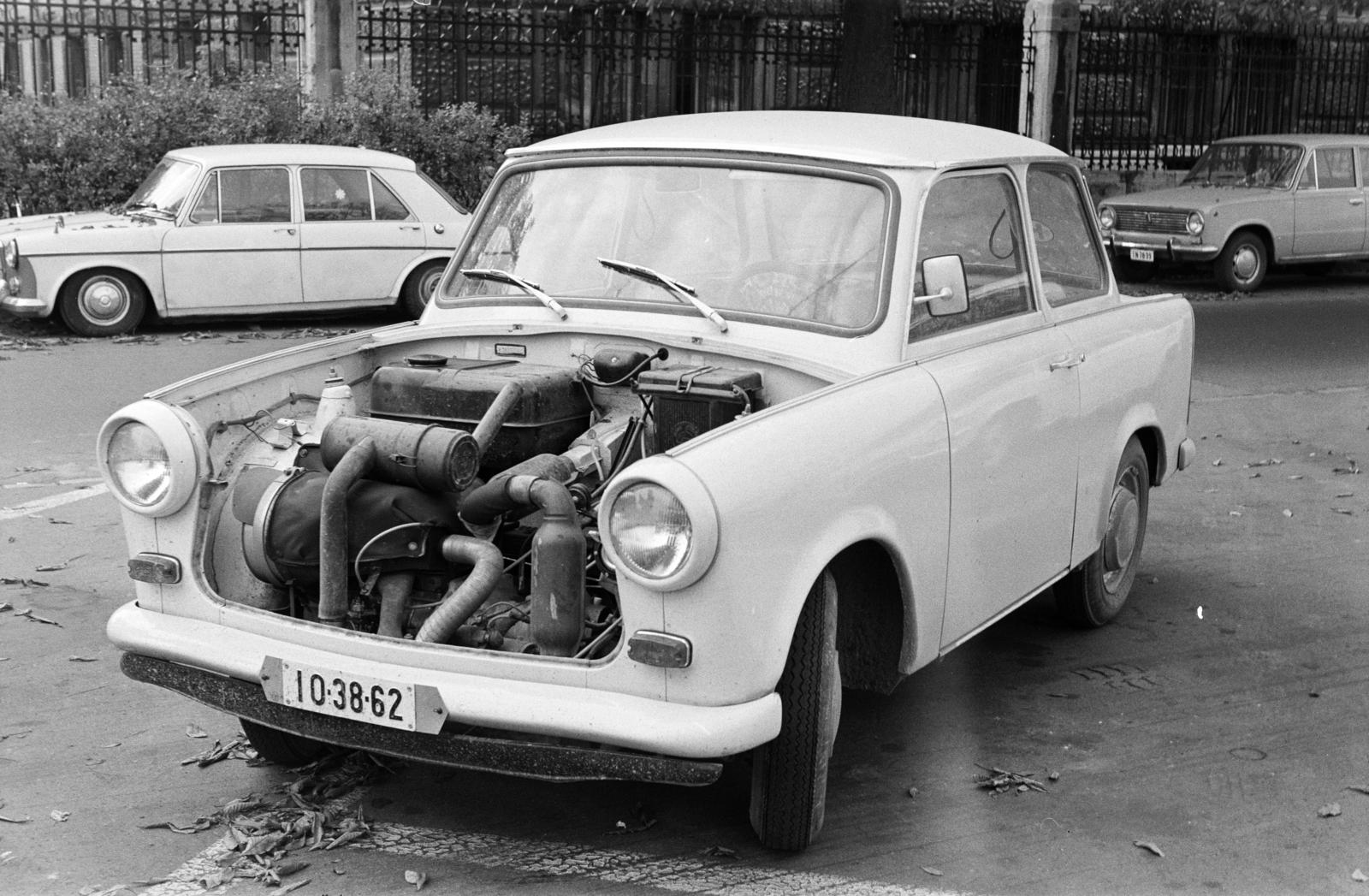 A kép forrását kérjük így adja meg: Fortepan / Budapest Főváros Levéltára. Levéltári jelzet: HU.BFL.XV.19.c.10, 1972, Budapest Főváros Levéltára / BRFK helyszínelési fényképei, BRFK Hivatala Bűnügyi Technikai Osztály, number plate, Morris-brand, engine, Fortepan #283263