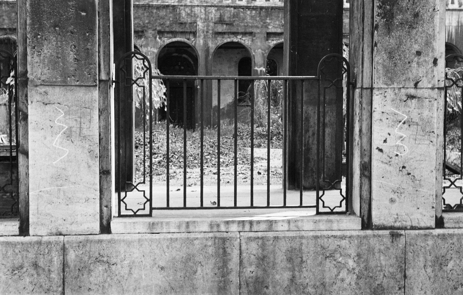 A kép forrását kérjük így adja meg: Fortepan / Budapest Főváros Levéltára. Levéltári jelzet: HU.BFL.XV.19.c.10, 1972, Budapest Főváros Levéltára / BRFK helyszínelési fényképei, BRFK Hivatala Bűnügyi Technikai Osztály, kerítés, Fortepan #283275