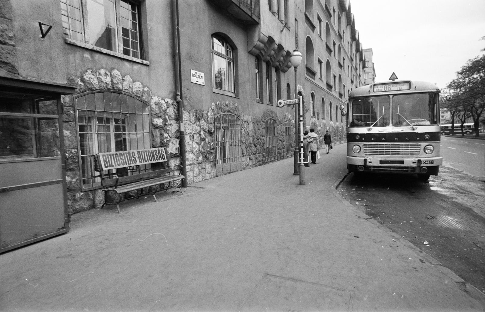 Hungary, Budapest XI., Bocskai út, a felvétel a Kosztolányi Dezső tér 12-es számú sarokház előtti buszvégállomásnál készült. A kép forrását kérjük így adja meg: Fortepan / Budapest Főváros Levéltára. Levéltári jelzet: HU.BFL.XV.19.c.10, 1972, Budapest Főváros Levéltára / BRFK helyszínelési fényképei, BRFK Hivatala Bűnügyi Technikai Osztály, number plate, station, bench, Budapest, Fortepan #283294