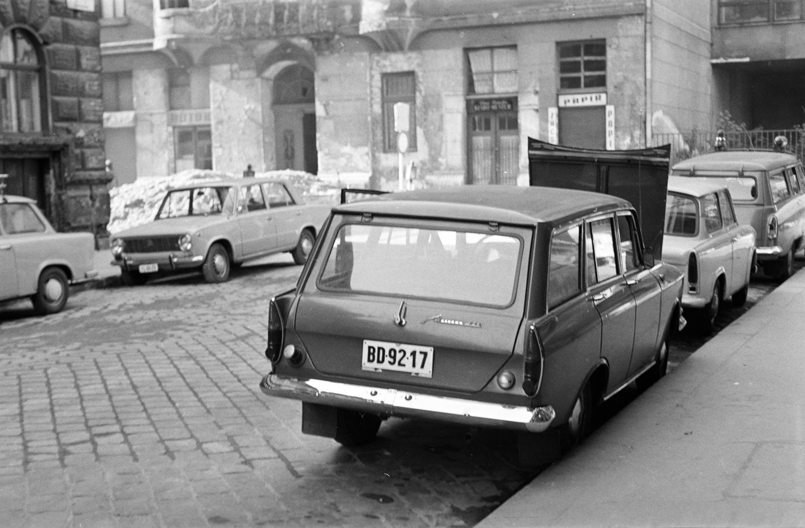 A kép forrását kérjük így adja meg: Fortepan / Budapest Főváros Levéltára. Levéltári jelzet: HU.BFL.XV.19.c.10, 1972, Budapest Főváros Levéltára / BRFK helyszínelési fényképei, BRFK Hivatala Bűnügyi Technikai Osztály, rendszám, Moszkvics 426, VAZ 2101, Fortepan #283302