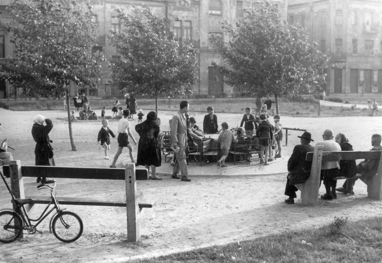 Hungary, Szeged, Bartók Béla tér., 1959, Jurányi Attila, bicycle, playground, Fortepan #28332
