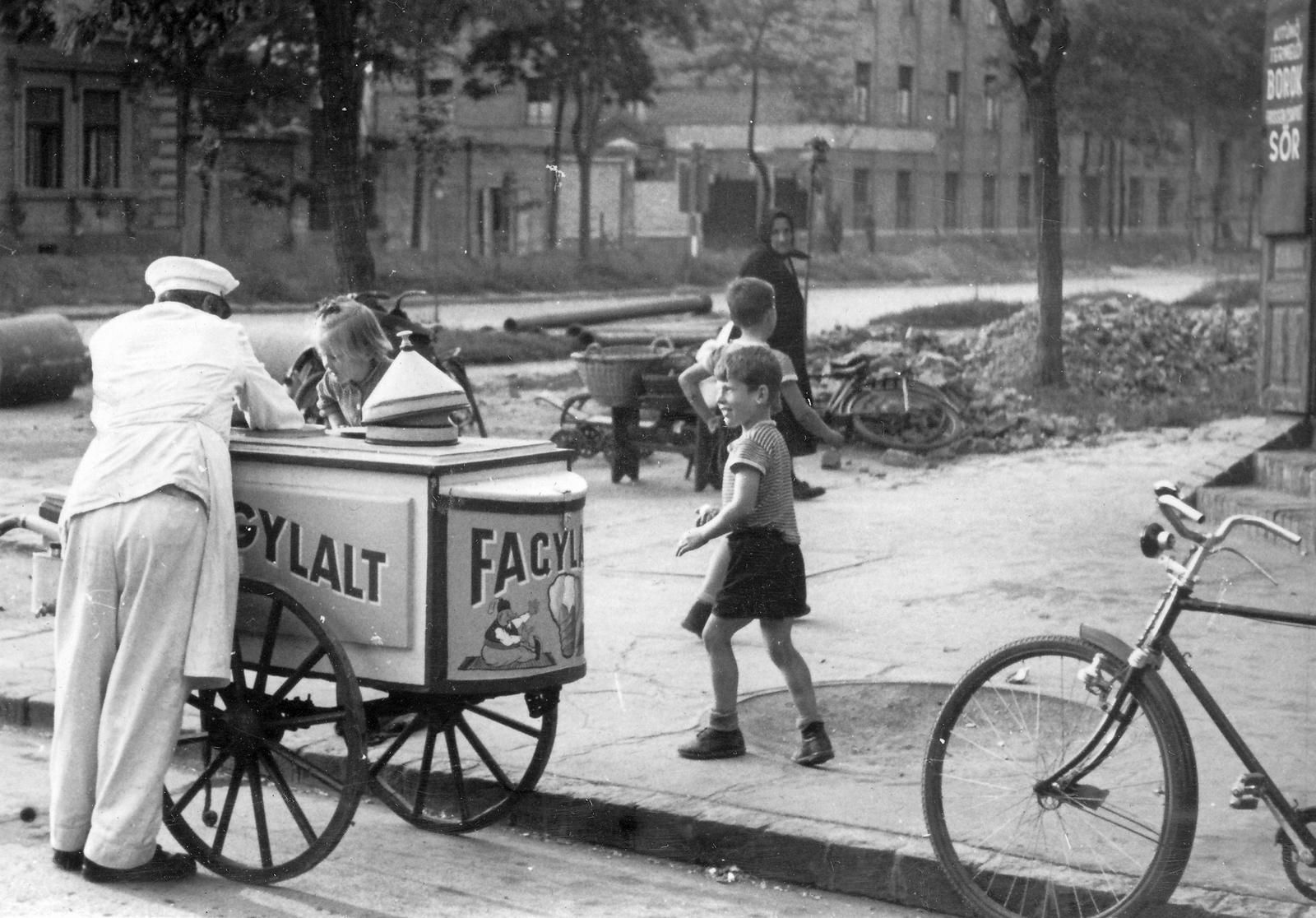 Hungary, Szeged, Kálvária sugárút - Londoni körút sarok., 1959, Jurányi Attila, bicycle, ice cream, ice cream seller, Fortepan #28333
