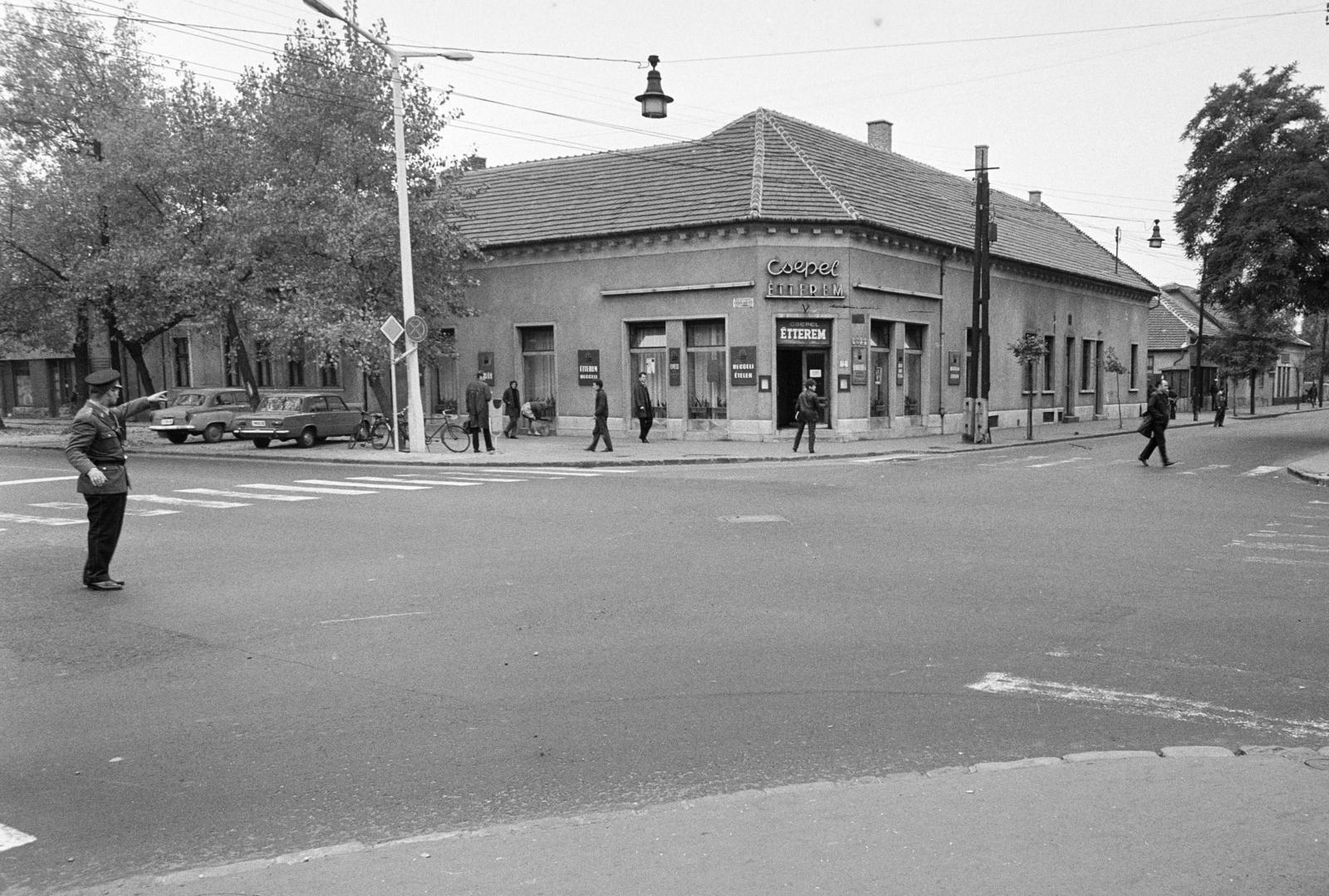 Hungary, Budapest XXI., Kossuth Lajos utca 145., Csepel étterem. A kép forrását kérjük így adja meg: Fortepan / Budapest Főváros Levéltára. Levéltári jelzet: HU.BFL.XV.19.c.10, 1972, Budapest Főváros Levéltára / BRFK helyszínelési fényképei, BRFK Hivatala Bűnügyi Technikai Osztály, Budapest, cornerhouse, crosswalk, Fortepan #283366