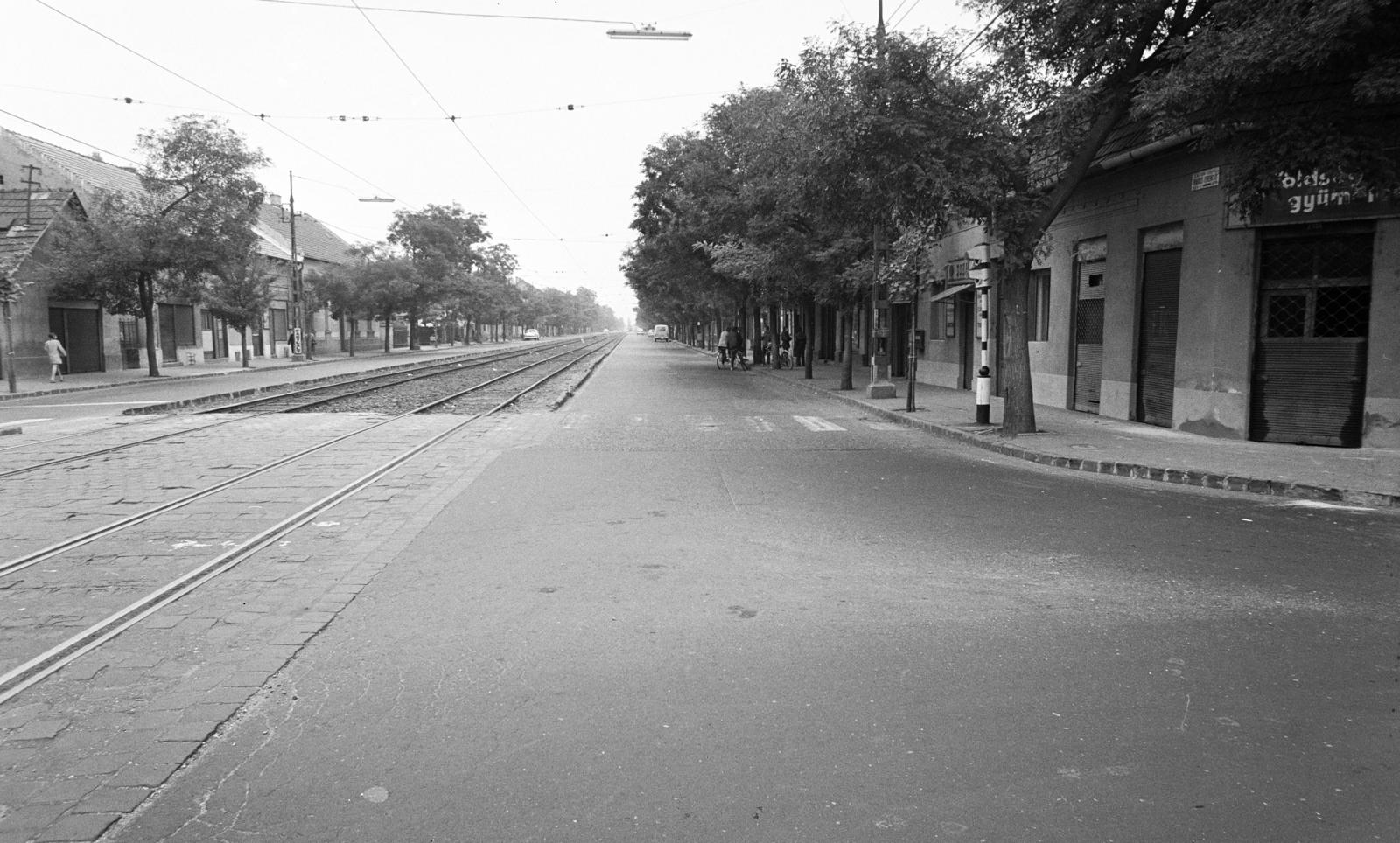 Magyarország, Budapest XXI., II. Rákóczi Ferenc út, jobbra a Széchenyi István utca mára megszűnt szakasza. A kép forrását kérjük így adja meg: Fortepan / Budapest Főváros Levéltára. Levéltári jelzet: HU.BFL.XV.19.c.10, 1972, Budapest Főváros Levéltára / BRFK helyszínelési fényképei, BRFK Hivatala Bűnügyi Technikai Osztály, sínpálya, Budapest, Fortepan #283371