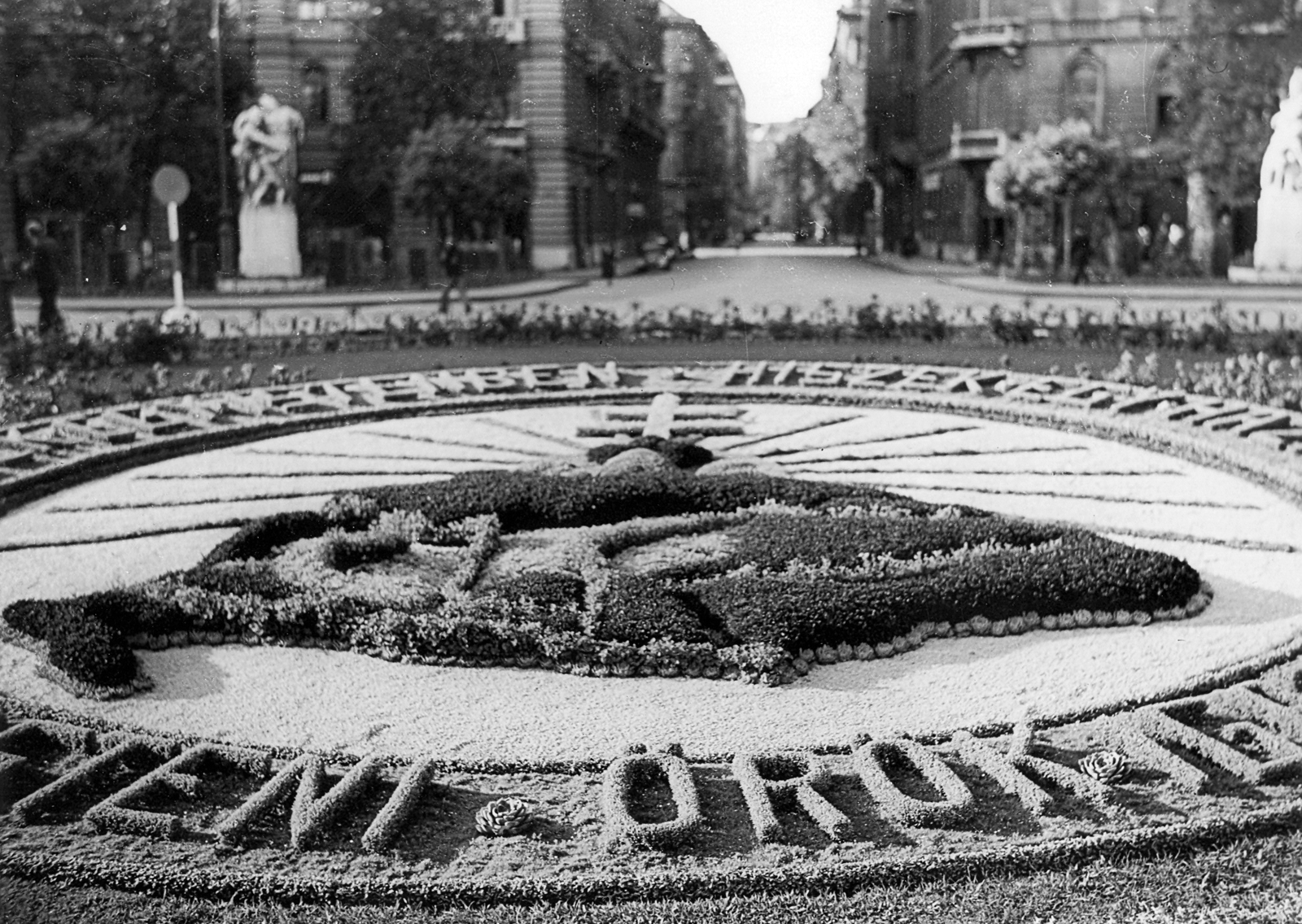 Hungary, Budapest V., Szabadság tér, irredenta emlékhely virágokból, szemben a Honvéd utca., 1938, Major György, Budapest, Fortepan #28338