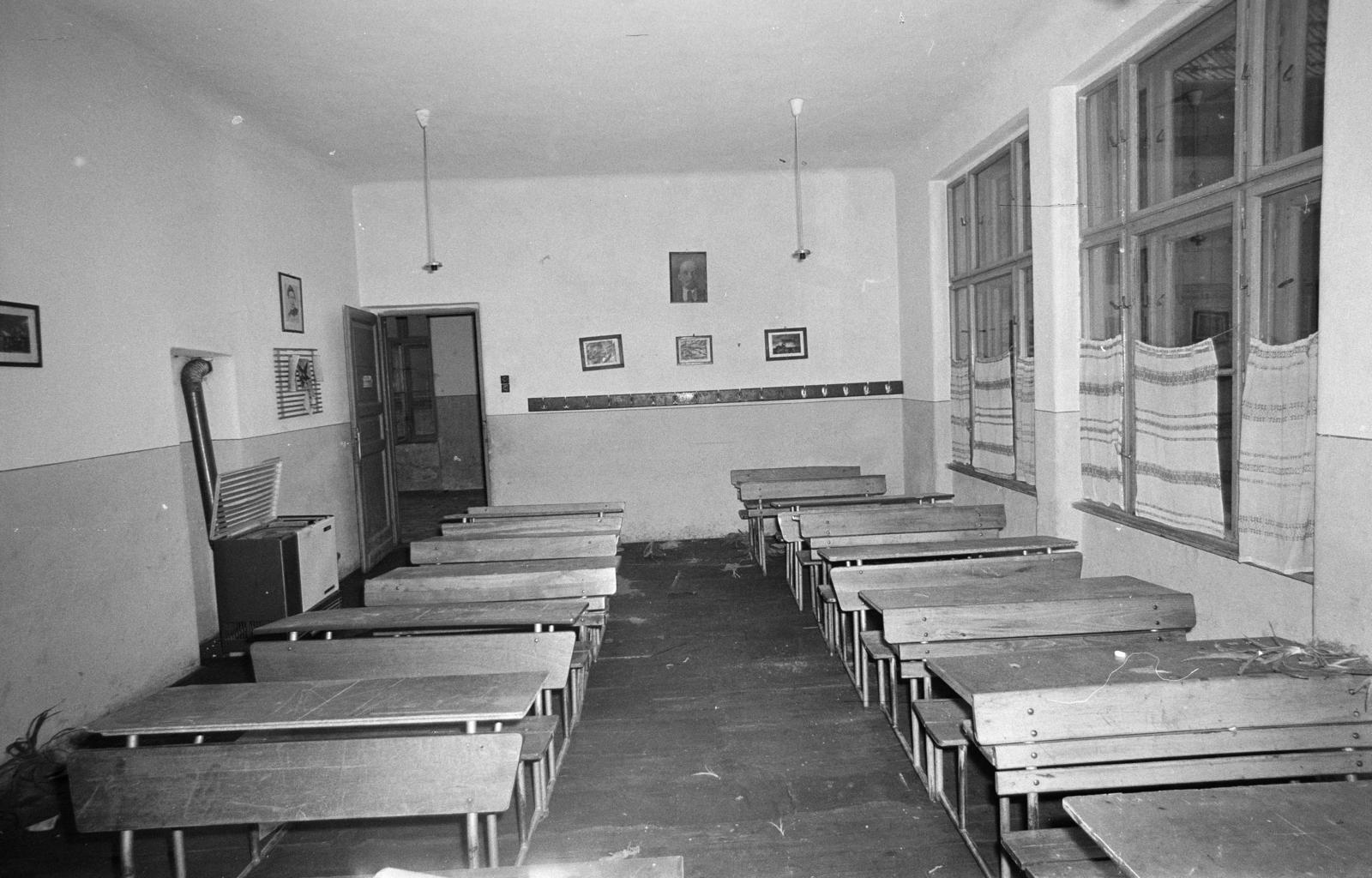 A kép forrását kérjük így adja meg: Fortepan / Budapest Főváros Levéltára. Levéltári jelzet: HU.BFL.XV.19.c.10, 1972, Budapest Főváros Levéltára / BRFK helyszínelési fényképei, BRFK Hivatala Bűnügyi Technikai Osztály, curtain, Lenin-portrayal, coat-stand, classroom, paraffin stove, school desk, Fortepan #283390