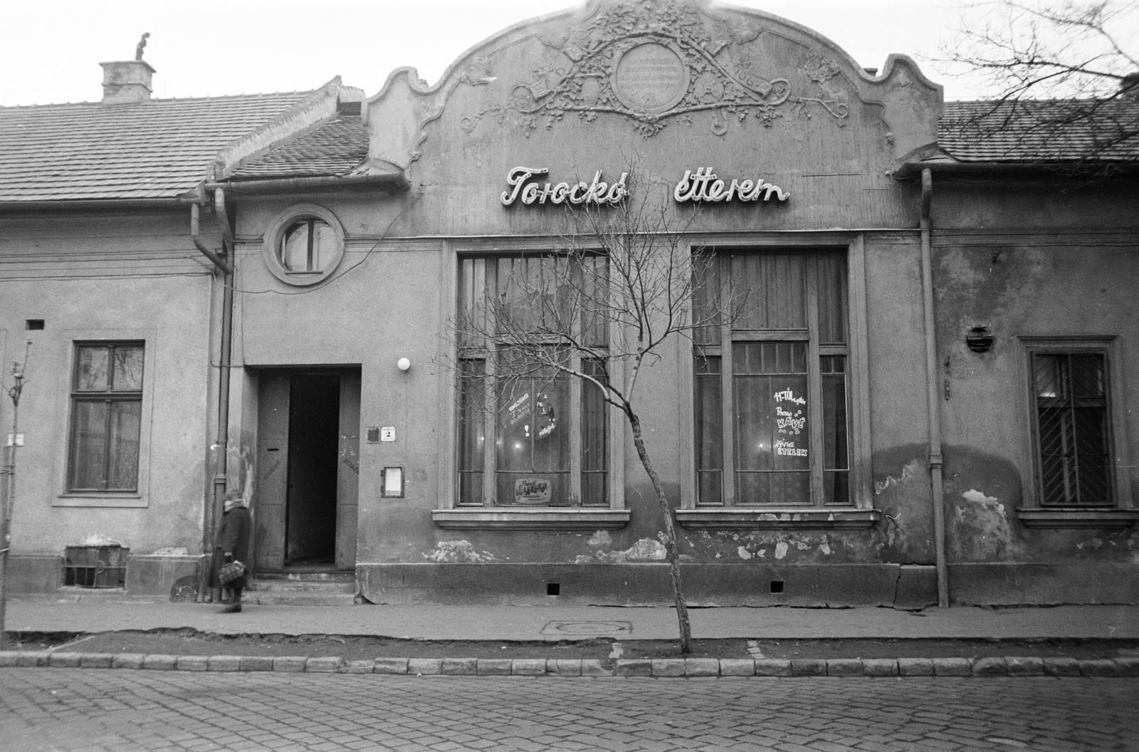 Hungary, Budapest X., Martinovics tér 2., Torockó étterem. A kép forrását kérjük így adja meg: Fortepan / Budapest Főváros Levéltára. Levéltári jelzet: HU.BFL.XV.19.c.10, 1972, Budapest Főváros Levéltára / BRFK helyszínelési fényképei, BRFK Hivatala Bűnügyi Technikai Osztály, Budapest, window bars, architectural ornament, decorated plaster, Fortepan #283413