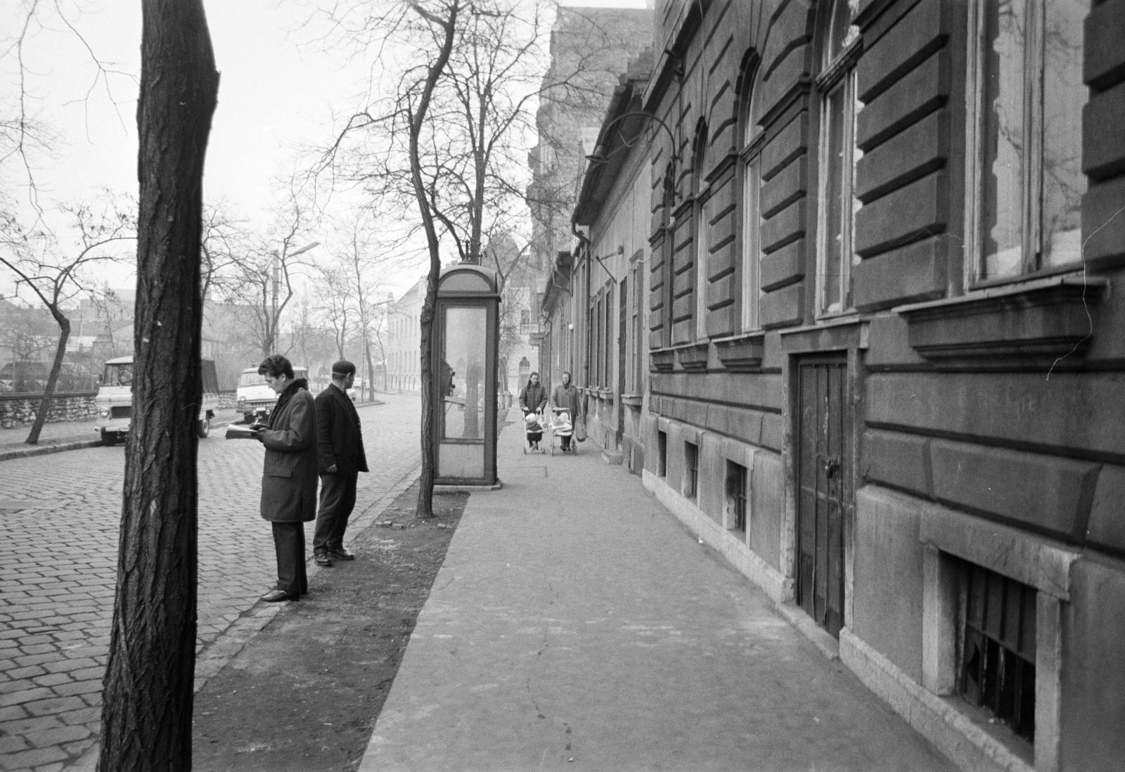 Hungary, Budapest X., Martinovics tér, távolban a háttérben a Gergely utca - Bolgár utca sarkán álló ház látható. A kép forrását kérjük így adja meg: Fortepan / Budapest Főváros Levéltára. Levéltári jelzet: HU.BFL.XV.19.c.09, 1972, Budapest Főváros Levéltára / BRFK helyszínelési fényképei, BRFK Hivatala Bűnügyi Technikai Osztály, Budapest, baby carriage, Fortepan #283416