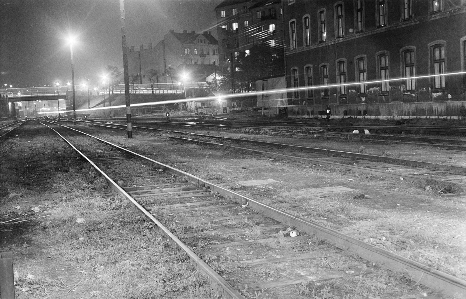 Hungary, Budapest I., a Déli pályaudvar tároló-rendező állomása. Jobbra a Déli Vaspályatársaság egykori igazgatósági épülete, háttérben a Győző utca és a Márvány utca háztömbjei. A kép forrását kérjük így adja meg: Fortepan / Budapest Főváros Levéltára. Levéltári jelzet: HU.BFL.XV.19.c.10, 1972, Budapest Főváros Levéltára / BRFK helyszínelési fényképei, BRFK Hivatala Bűnügyi Technikai Osztály, Budapest, Fortepan #283423