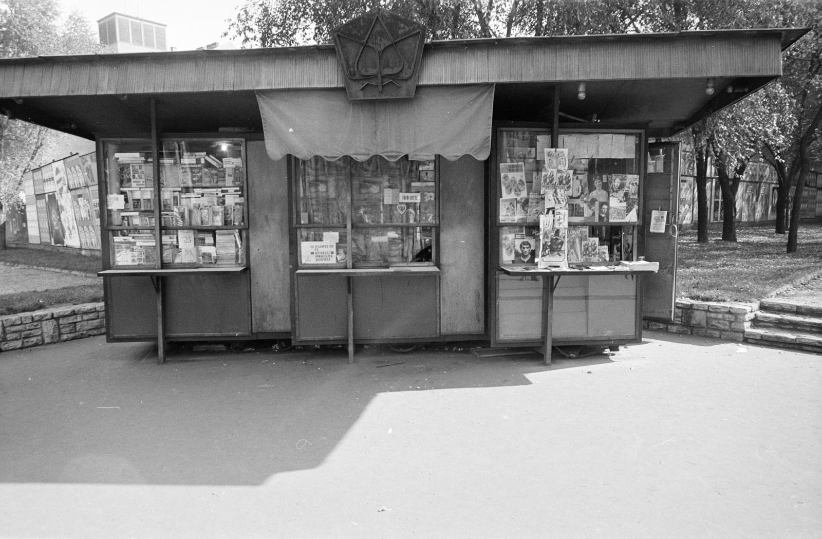 Hungary, Budapest VIII., Rákóczi út - Múzeum körút sarok, könyves, menetjegy és újságárus pavilon a metró építkezési területe előtt. A kép forrását kérjük így adja meg: Fortepan / Budapest Főváros Levéltára. Levéltári jelzet: HU.BFL.XV.19.c.10, 1972, Budapest Főváros Levéltára / BRFK helyszínelési fényképei, BRFK Hivatala Bűnügyi Technikai Osztály, tobacco shop, book store, newsstand, Budapest, Fortepan #283427