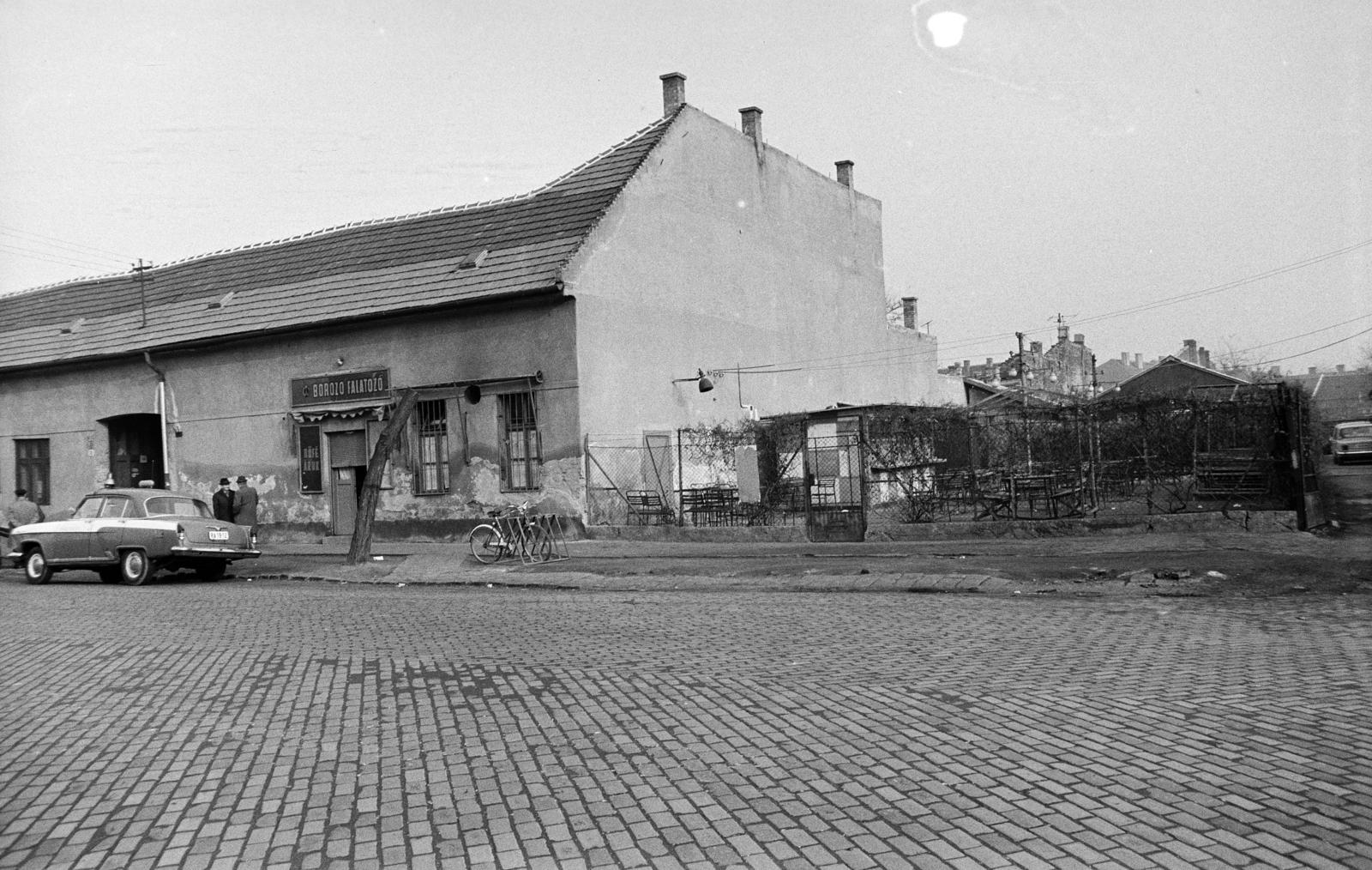 A kép forrását kérjük így adja meg: Fortepan / Budapest Főváros Levéltára. Levéltári jelzet: HU.BFL.XV.19.c.10, 1972, Budapest Főváros Levéltára / BRFK helyszínelési fényképei, BRFK Hivatala Bűnügyi Technikai Osztály, M21 Wolga, Fortepan #283447
