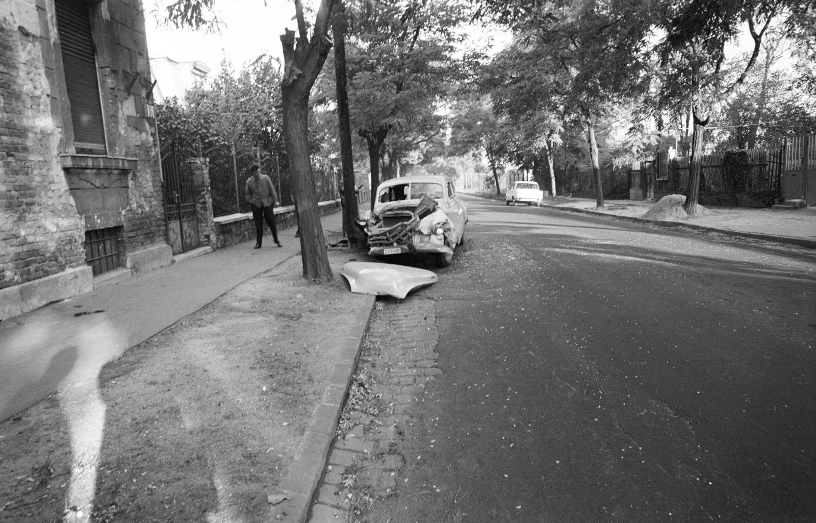 Hungary, Budapest X., Óhegy utca, közlekedési balestben megsérült GAZ-12 ZIM típusú személygépkocsi a 31-es számú ház előtt. A kép forrását kérjük így adja meg: Fortepan / Budapest Főváros Levéltára. Levéltári jelzet: HU.BFL.XV.19.c.10, 1972, Budapest Főváros Levéltára / BRFK helyszínelési fényképei, BRFK Hivatala Bűnügyi Technikai Osztály, Budapest, accident, Fortepan #283454