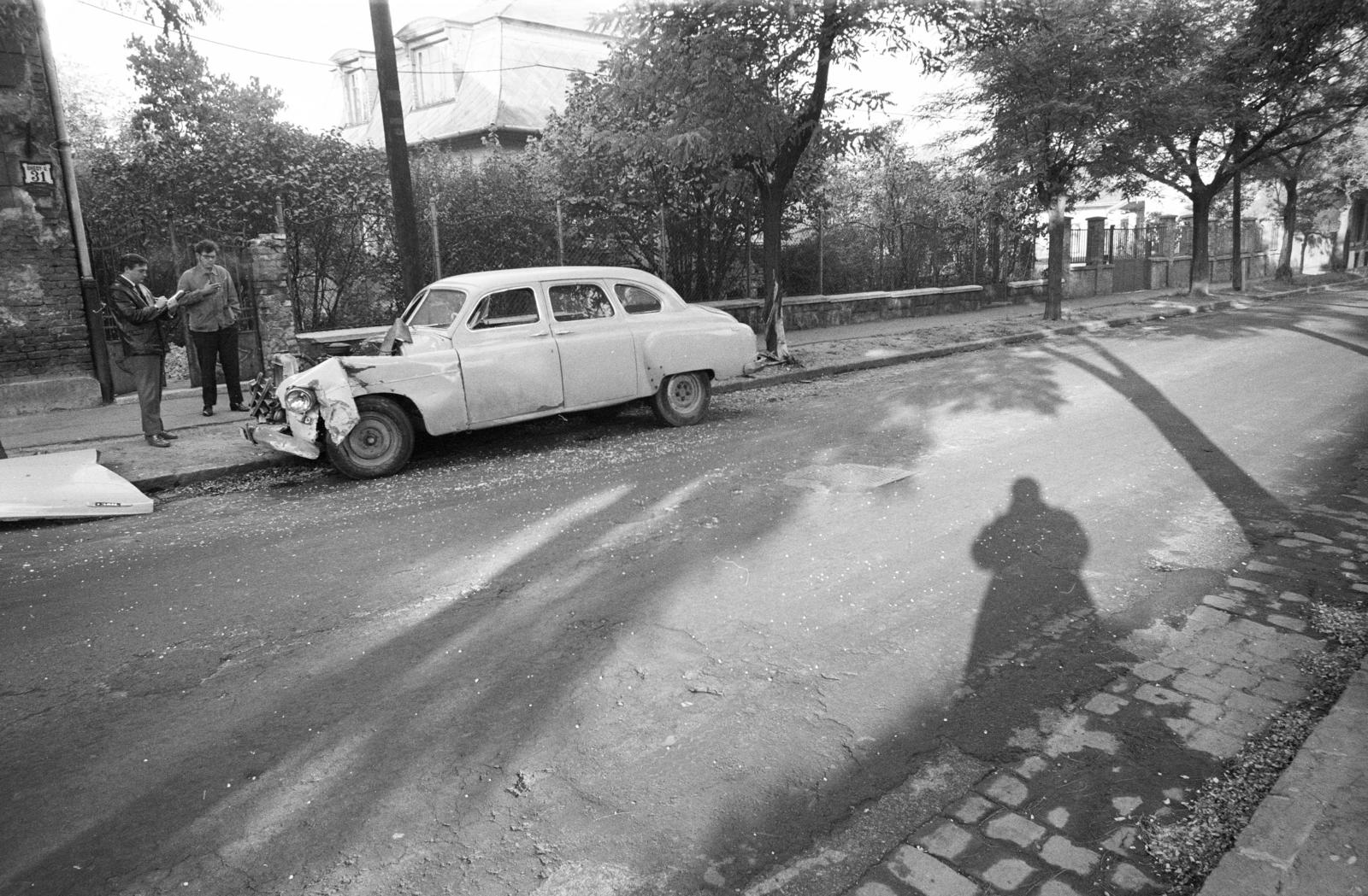 Hungary, Budapest X., Óhegy utca, közlekedési balestben megsérült GAZ-12 ZIM típusú személygépkocsi a 31-es számú ház előtt. A kép forrását kérjük így adja meg: Fortepan / Budapest Főváros Levéltára. Levéltári jelzet: HU.BFL.XV.19.c.10, 1972, Budapest Főváros Levéltára / BRFK helyszínelési fényképei, BRFK Hivatala Bűnügyi Technikai Osztály, Best of, shadow, wreck, Haidekker-brand, fence, Budapest, accident, Fortepan #283455