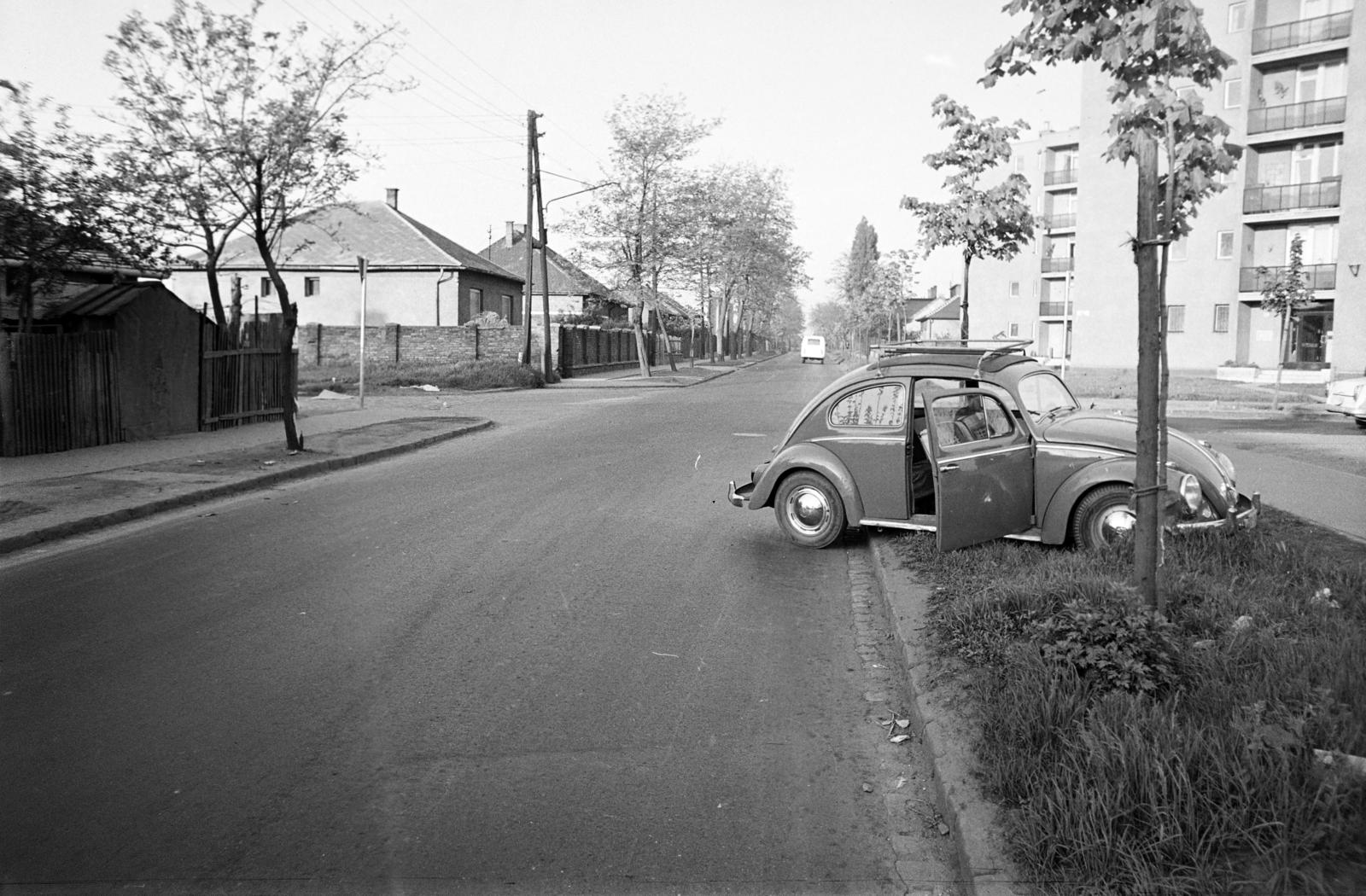 A kép forrását kérjük így adja meg: Fortepan / Budapest Főváros Levéltára. Levéltári jelzet: HU.BFL.XV.19.c.10, 1972, Budapest Főváros Levéltára / BRFK helyszínelési fényképei, BRFK Hivatala Bűnügyi Technikai Osztály, baleset, Volkswagen Bogár, Fortepan #283482