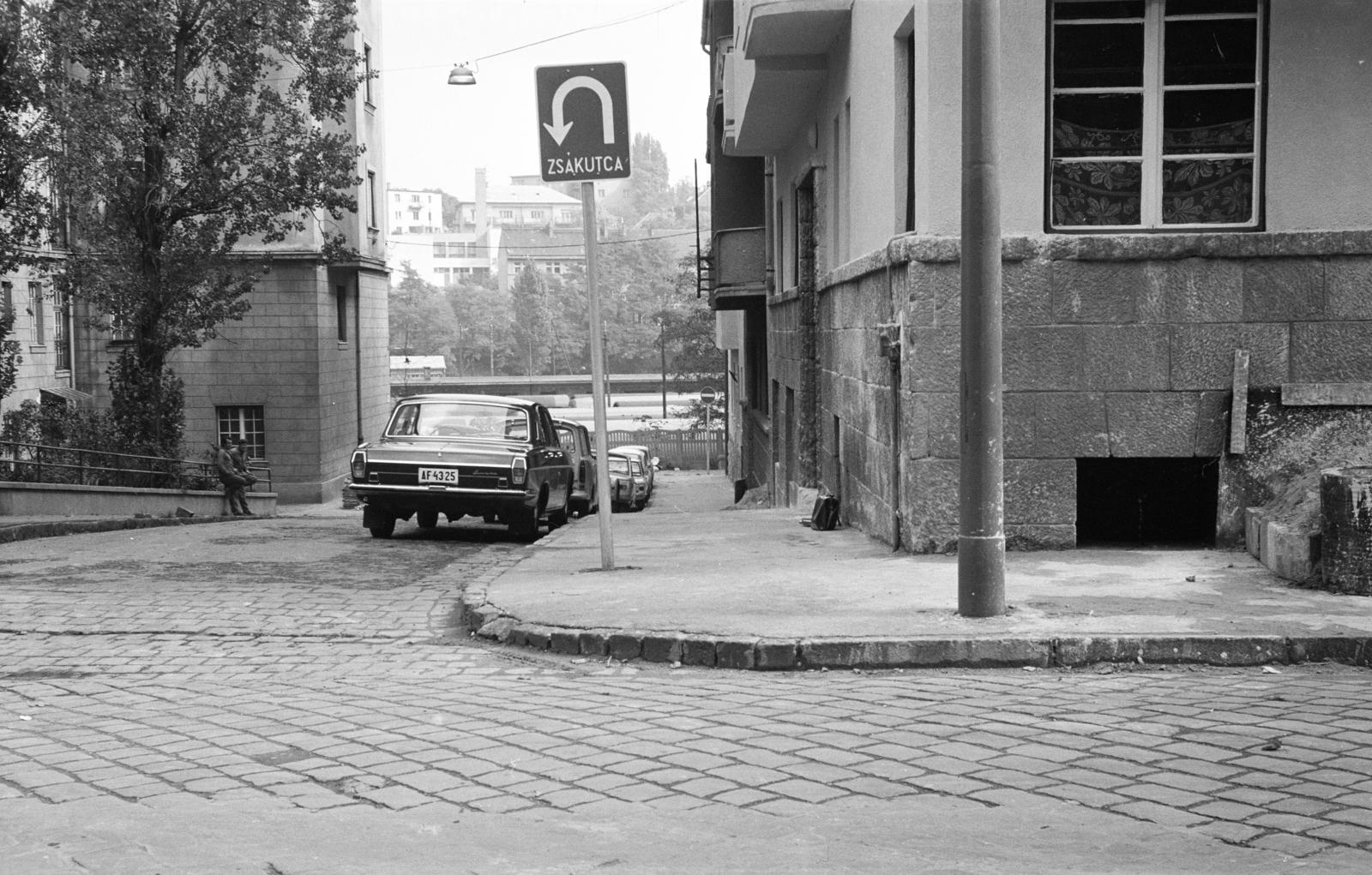 Hungary, Budapest XII., Győri út, szemben a Kapitány utca végénél az Avar utca, a kerítés mögött a Déli pályaudvar tároló-rendező állomása látható. A kép forrását kérjük így adja meg: Fortepan / Budapest Főváros Levéltára. Levéltári jelzet: HU.BFL.XV.19.c.10, 1972, Budapest Főváros Levéltára / BRFK helyszínelési fényképei, BRFK Hivatala Bűnügyi Technikai Osztály, number plate, Budapest, Fortepan #283485