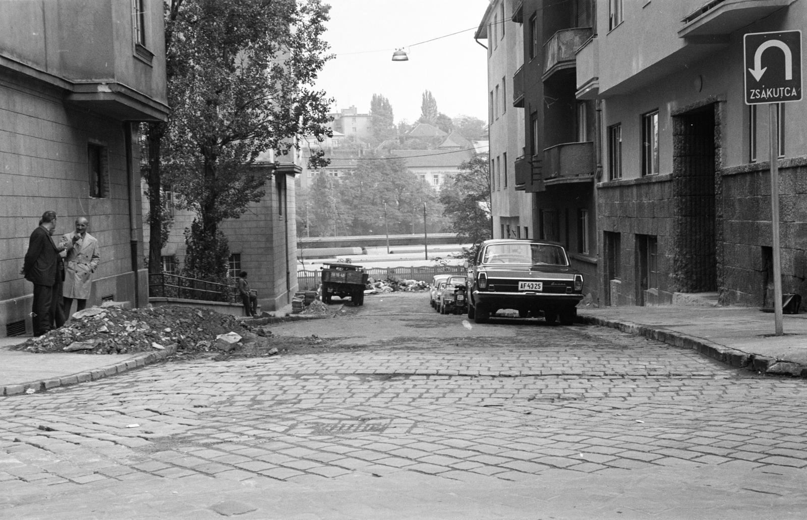 Hungary, Budapest XII., Győri út, szemben a Kapitány utca végénél az Avar utca, a kerítés mögött a Déli pályaudvar tároló-rendező állomása látható. A kép forrását kérjük így adja meg: Fortepan / Budapest Főváros Levéltára. Levéltári jelzet: HU.BFL.XV.19.c.10, 1972, Budapest Főváros Levéltára / BRFK helyszínelési fényképei, BRFK Hivatala Bűnügyi Technikai Osztály, number plate, Budapest, Fortepan #283486