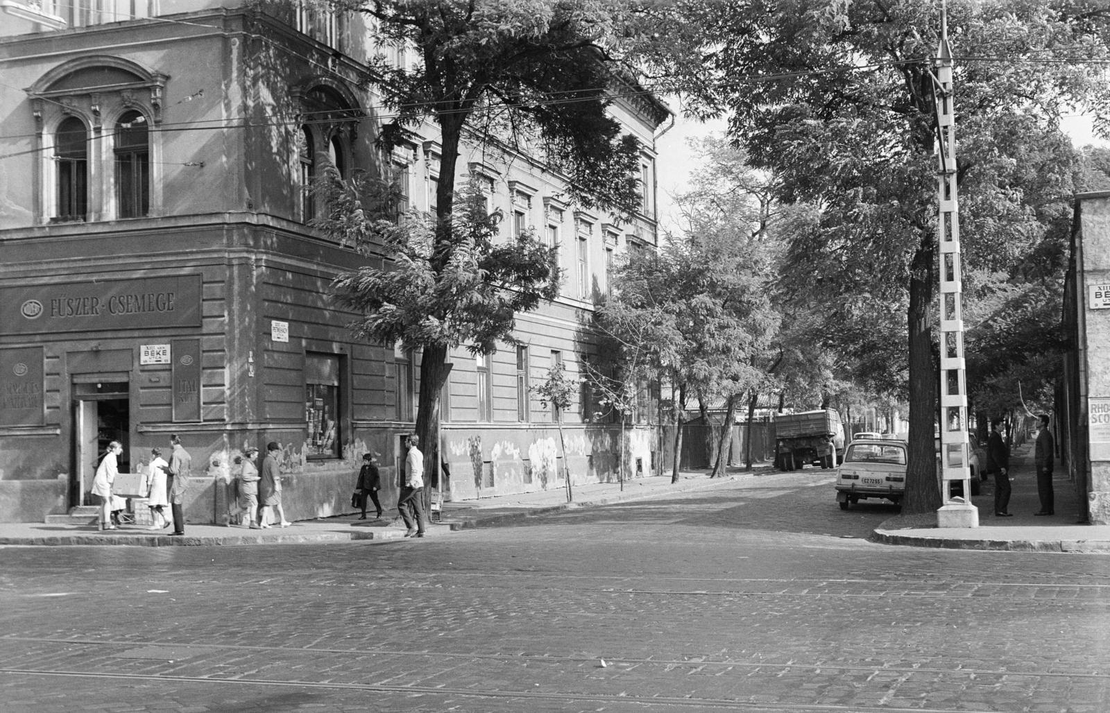 A kép forrását kérjük így adja meg: Fortepan / Budapest Főváros Levéltára. Levéltári jelzet: HU.BFL.XV.19.c.10, 1972, Budapest Főváros Levéltára / BRFK helyszínelési fényképei, BRFK Hivatala Bűnügyi Technikai Osztály, Közért Vállalat, Fortepan #283500