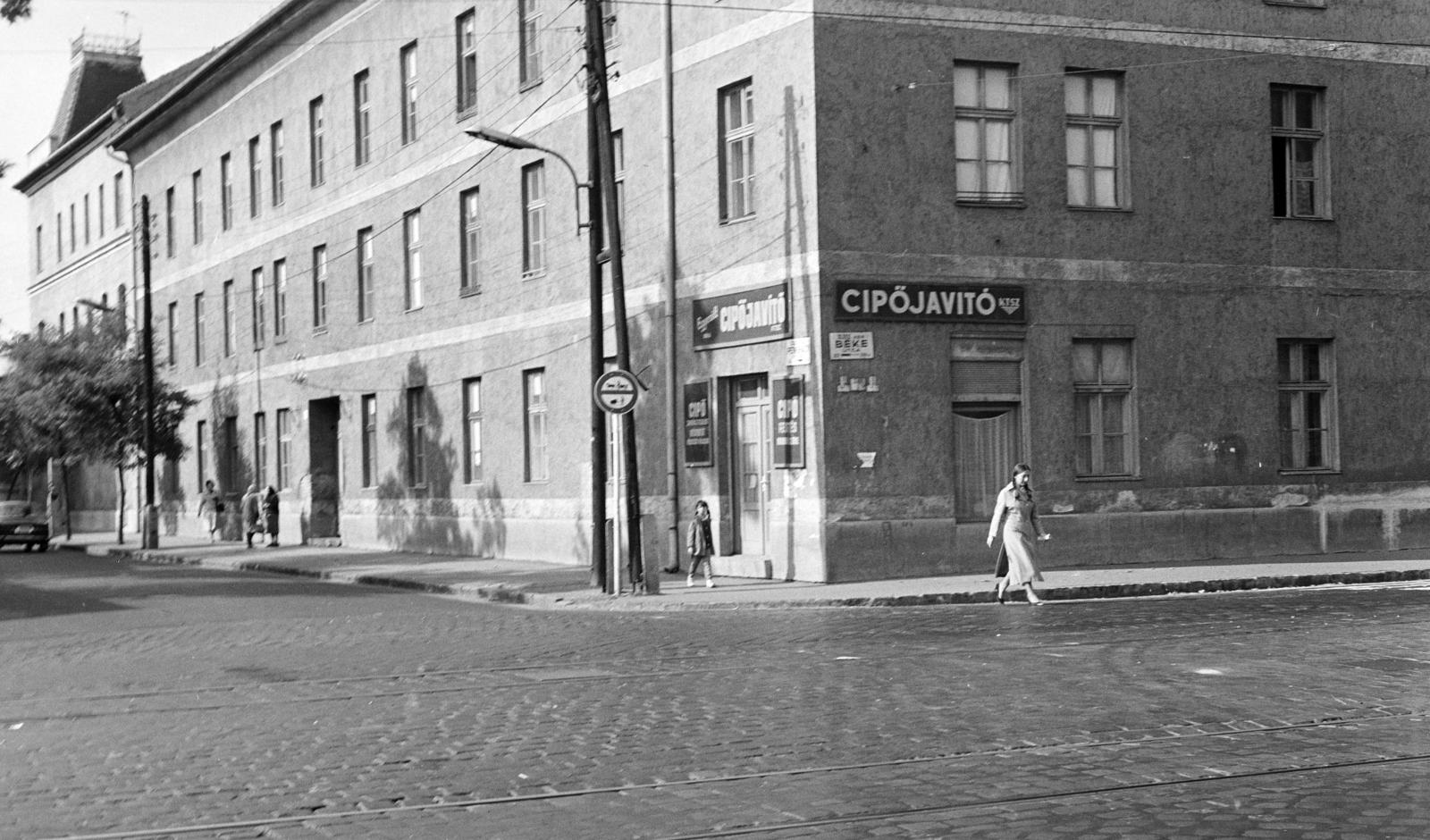 A kép forrását kérjük így adja meg: Fortepan / Budapest Főváros Levéltára. Levéltári jelzet: HU.BFL.XV.19.c.10, 1972, Budapest Főváros Levéltára / BRFK helyszínelési fényképei, BRFK Hivatala Bűnügyi Technikai Osztály, shoemaker, Fortepan #283501