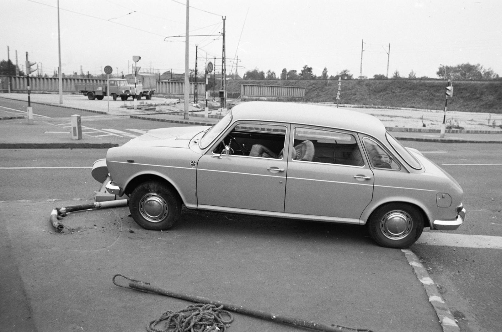 Hungary, Budapest X., Kerepesi út, közlekedési baleset az Albertirsai út torkolatánál. A kép forrását kérjük így adja meg: Fortepan / Budapest Főváros Levéltára. Levéltári jelzet: HU.BFL.XV.19.c.10, 1972, Budapest Főváros Levéltára / BRFK helyszínelési fényképei, BRFK Hivatala Bűnügyi Technikai Osztály, accident, Budapest, Fortepan #283509