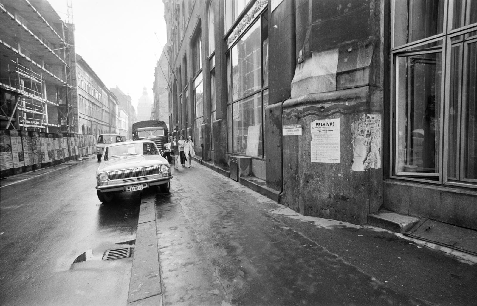 Hungary, Budapest V., a Zrínyi utca a Széchenyi István (Roosevelt) tér felől a Szent István-bazilika felé nézve. Jobbra a Gresham-palota. A kép forrását kérjük így adja meg: Fortepan / Budapest Főváros Levéltára. Levéltári jelzet: HU.BFL.XV.19.c.10, 1972, Budapest Főváros Levéltára / BRFK helyszínelési fényképei, BRFK Hivatala Bűnügyi Technikai Osztály, number plate, Budapest, poster, Fortepan #283518