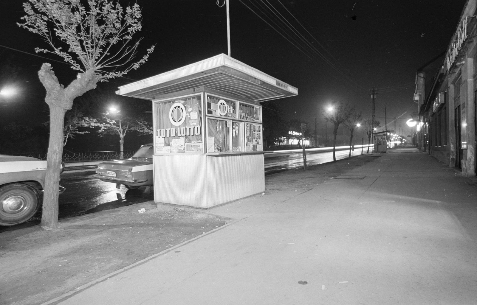 A kép forrását kérjük így adja meg: Fortepan / Budapest Főváros Levéltára. Levéltári jelzet: HU.BFL.XV.19.c.10, 1972, Budapest Főváros Levéltára / BRFK helyszínelési fényképei, BRFK Hivatala Bűnügyi Technikai Osztály, lottózó, trafik, éjszaka, pavilon, Fortepan #283548