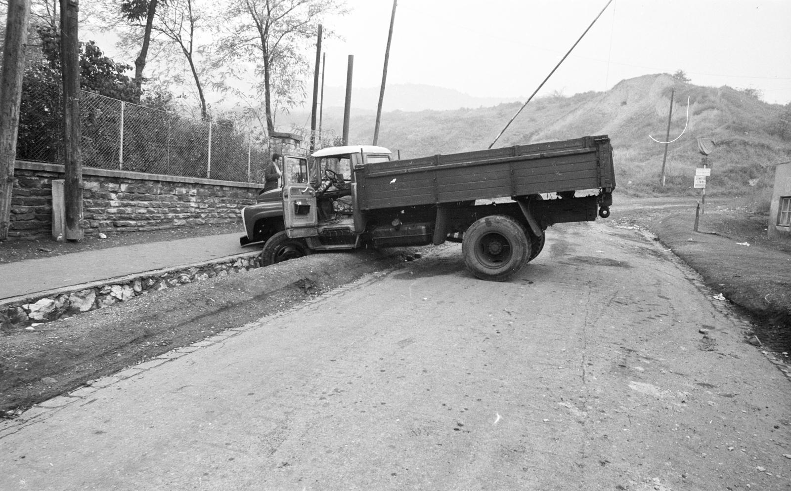 A kép forrását kérjük így adja meg: Fortepan / Budapest Főváros Levéltára. Levéltári jelzet: HU.BFL.XV.19.c.10, 1972, Budapest Főváros Levéltára / BRFK helyszínelési fényképei, BRFK Hivatala Bűnügyi Technikai Osztály, Haidekker-brand, fence, accident, Fortepan #283553