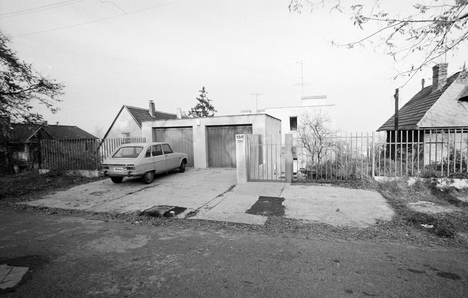 Hungary, Budapest XII., Vas Gereben utca, garázsok a 13/c számú ház előtt. A kép forrását kérjük így adja meg: Fortepan / Budapest Főváros Levéltára. Levéltári jelzet: HU.BFL.XV.19.c.10, 1972, Budapest Főváros Levéltára / BRFK helyszínelési fényképei, BRFK Hivatala Bűnügyi Technikai Osztály, number plate, Budapest, Fortepan #283561