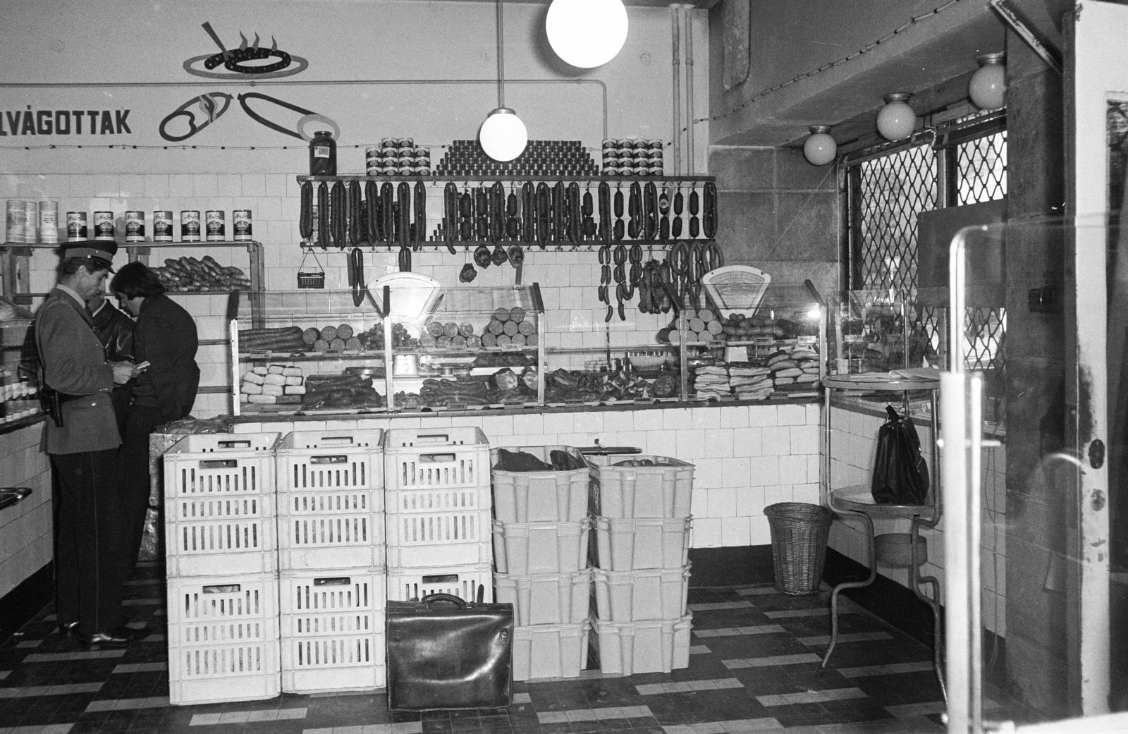 A kép forrását kérjük így adja meg: Fortepan / Budapest Főváros Levéltára. Levéltári jelzet: HU.BFL.XV.19.c.10, 1972, Budapest Főváros Levéltára / BRFK helyszínelési fényképei, BRFK Hivatala Bűnügyi Technikai Osztály, chest, crate, Fortepan #283565