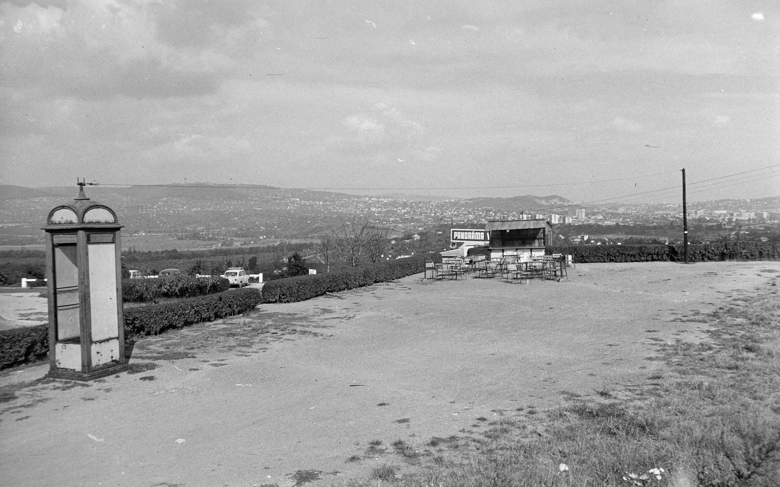 A kép forrását kérjük így adja meg: Fortepan / Budapest Főváros Levéltára. Levéltári jelzet: HU.BFL.XV.19.c.10, 1972, Budapest Főváros Levéltára / BRFK helyszínelési fényképei, BRFK Hivatala Bűnügyi Technikai Osztály, Best of, telefonfülke, terasz, vendéglő, panorámakép, magány, Fortepan #283606