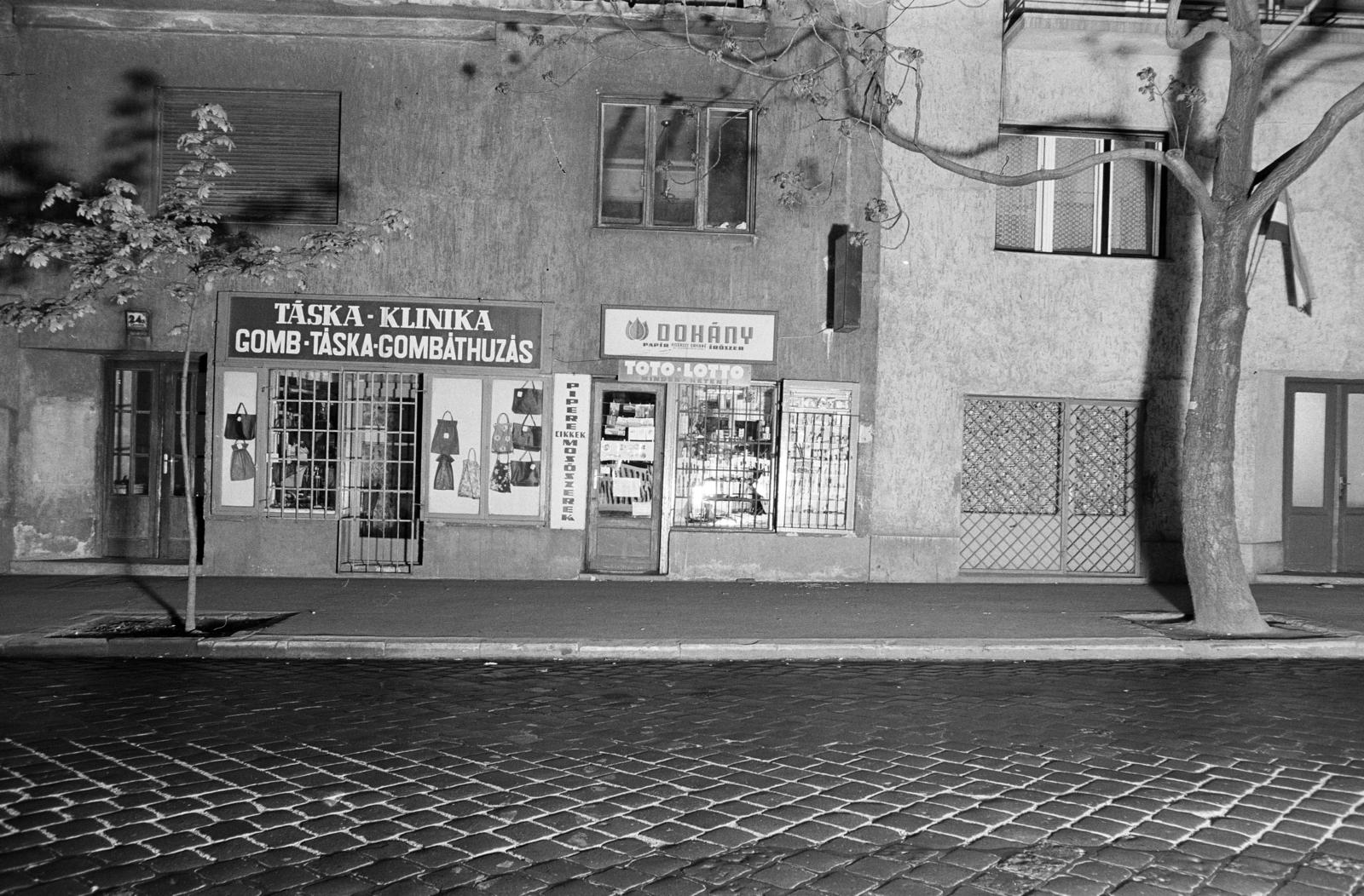 Hungary, Budapest XII., Márvány utca, a 24/a számú ház üzleteinek portáljai. A kép forrását kérjük így adja meg: Fortepan / Budapest Főváros Levéltára. Levéltári jelzet: HU.BFL.XV.19.c.10, 1972, Budapest Főváros Levéltára / BRFK helyszínelési fényképei, BRFK Hivatala Bűnügyi Technikai Osztály, window bars, tobacco shop, leather goods, store display, tradie, Budapest, Fortepan #283633