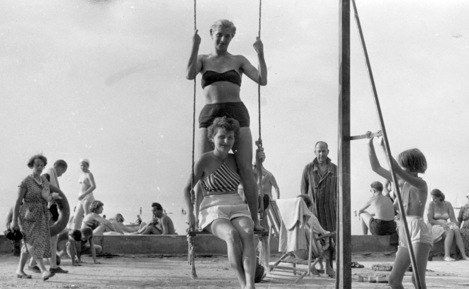 Hungary,Lake Balaton, 1944, Saly Noémi, women, beach, rope swing, Fortepan #28364