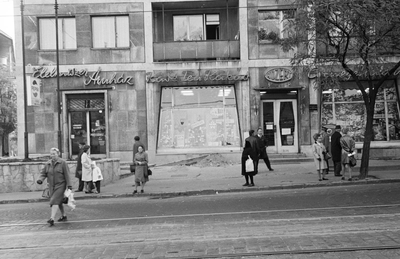 Hungary, Budapest XII., Börzörményi út 38., balra a Kiss János altábornagy utca. A kép forrását kérjük így adja meg: Fortepan / Budapest Főváros Levéltára. Levéltári jelzet: HU.BFL.XV.19.c.10, 1972, Budapest Főváros Levéltára / BRFK helyszínelési fényképei, BRFK Hivatala Bűnügyi Technikai Osztály, Budapest, Közért Company, Fortepan #283652