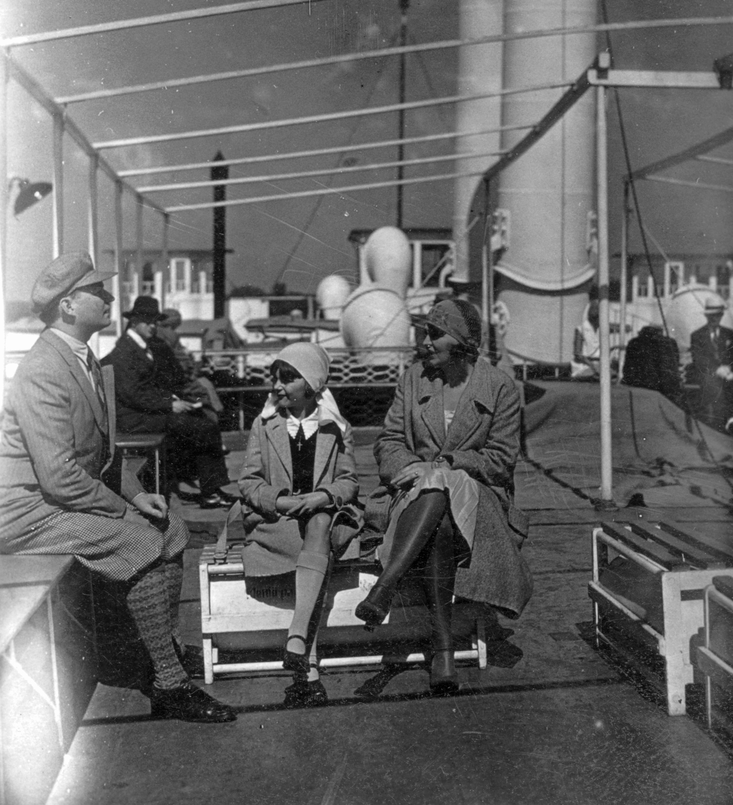 A Sophie oldalkerekes személyszállító gőzhajó fedélzetén., 1931, Saly Noémi, ship, steamboat, passenger, Melk/Sophie ship, leg over leg, Fortepan #28369