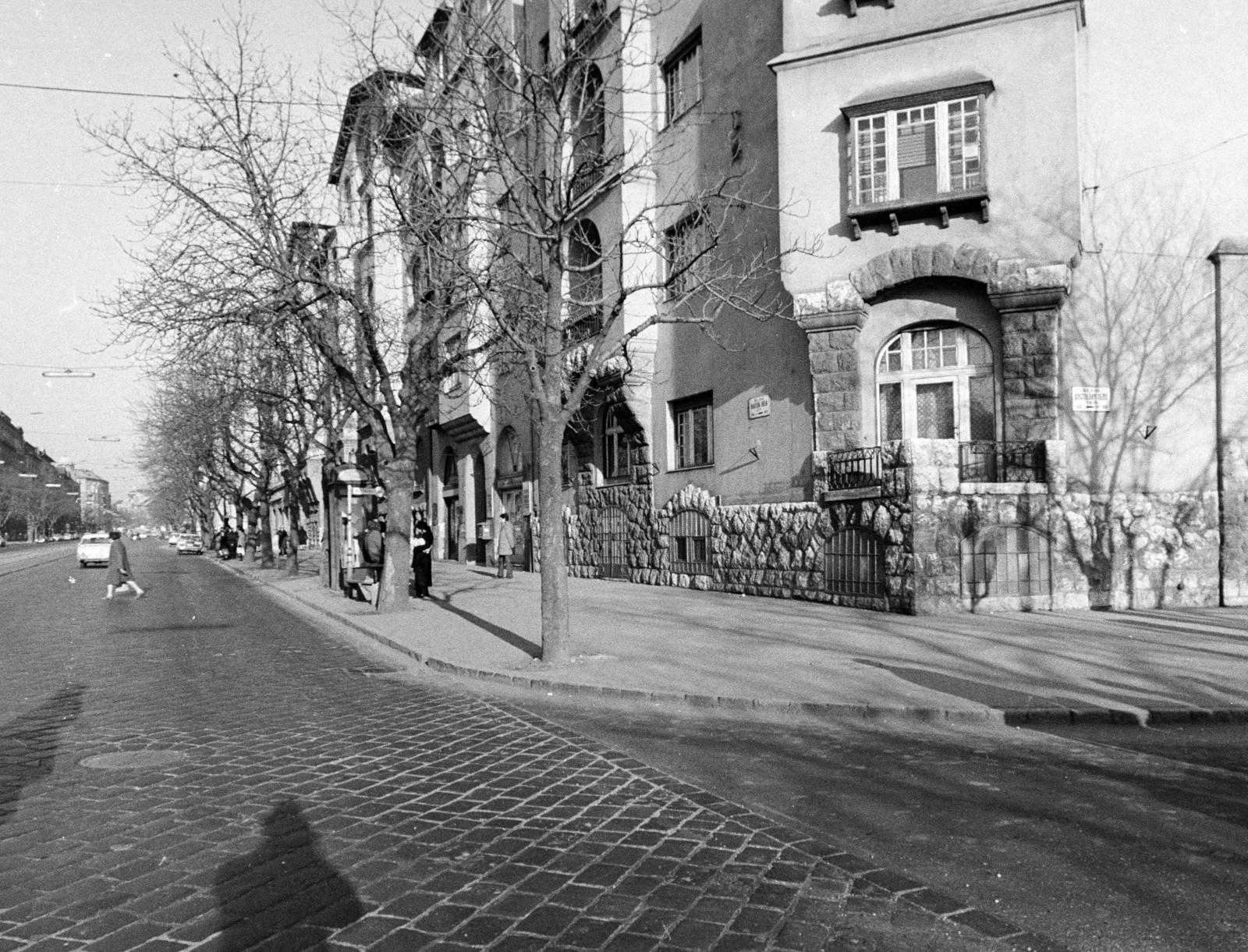Hungary, Budapest XI., Kosztolányi Dezső tér, balra a Bartók Béla út Móricz Zsigmond körtér felé vezető szakasza. A kép forrását kérjük így adja meg: Fortepan / Budapest Főváros Levéltára. Levéltári jelzet: HU.BFL.XV.19.c.10, 1972, Budapest Főváros Levéltára / BRFK helyszínelési fényképei, BRFK Hivatala Bűnügyi Technikai Osztály, Budapest, Fortepan #283699