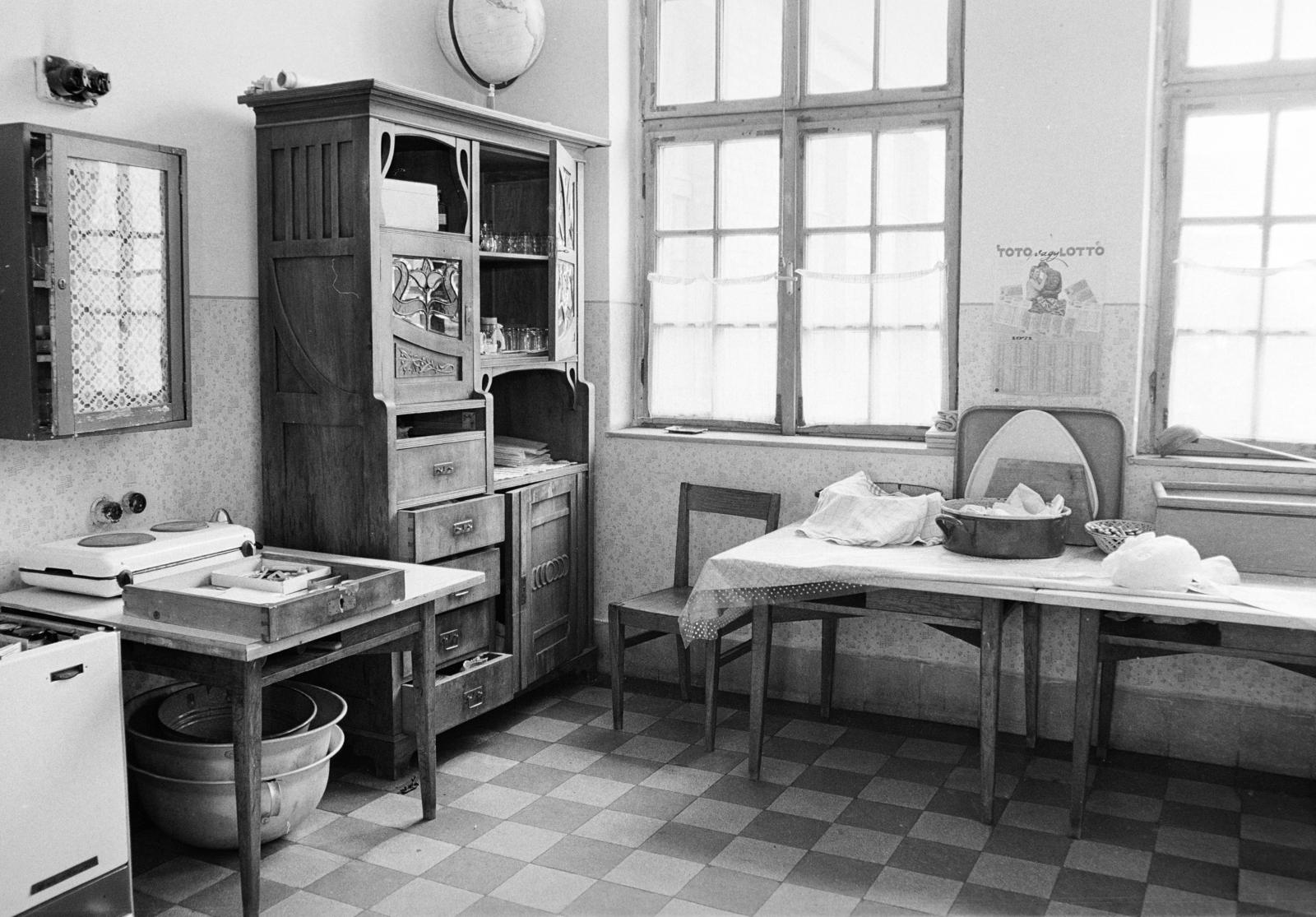 A kép forrását kérjük így adja meg: Fortepan / Budapest Főváros Levéltára. Levéltári jelzet: HU.BFL.XV.19.c.10, 1972, Budapest Főváros Levéltára / BRFK helyszínelési fényképei, BRFK Hivatala Bűnügyi Technikai Osztály, Best of, wall calendar, globe, serving cupboard, cooker, pot, table, kitchen, Fortepan #283704
