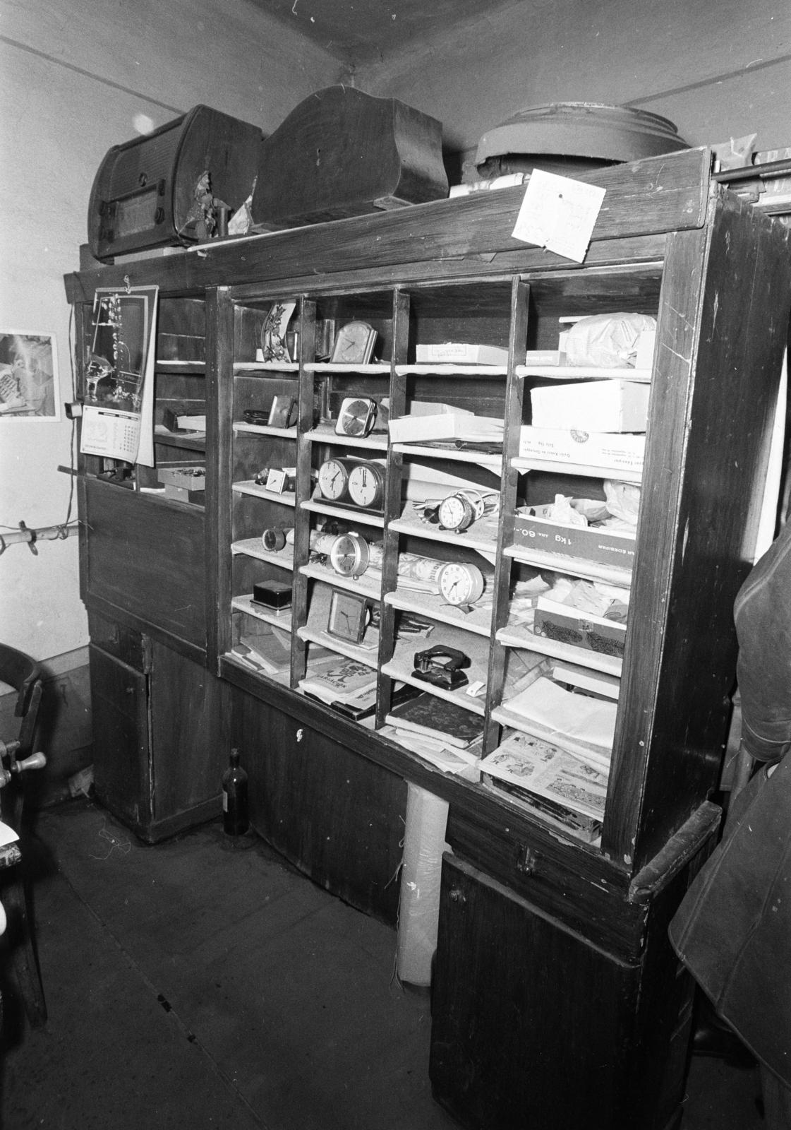A kép forrását kérjük így adja meg: Fortepan / Budapest Főváros Levéltára. Levéltári jelzet: HU.BFL.XV.19.c.10, 1972, Budapest Főváros Levéltára / BRFK helyszínelési fényképei, BRFK Hivatala Bűnügyi Technikai Osztály, clockmaker, radio, Fortepan #283719