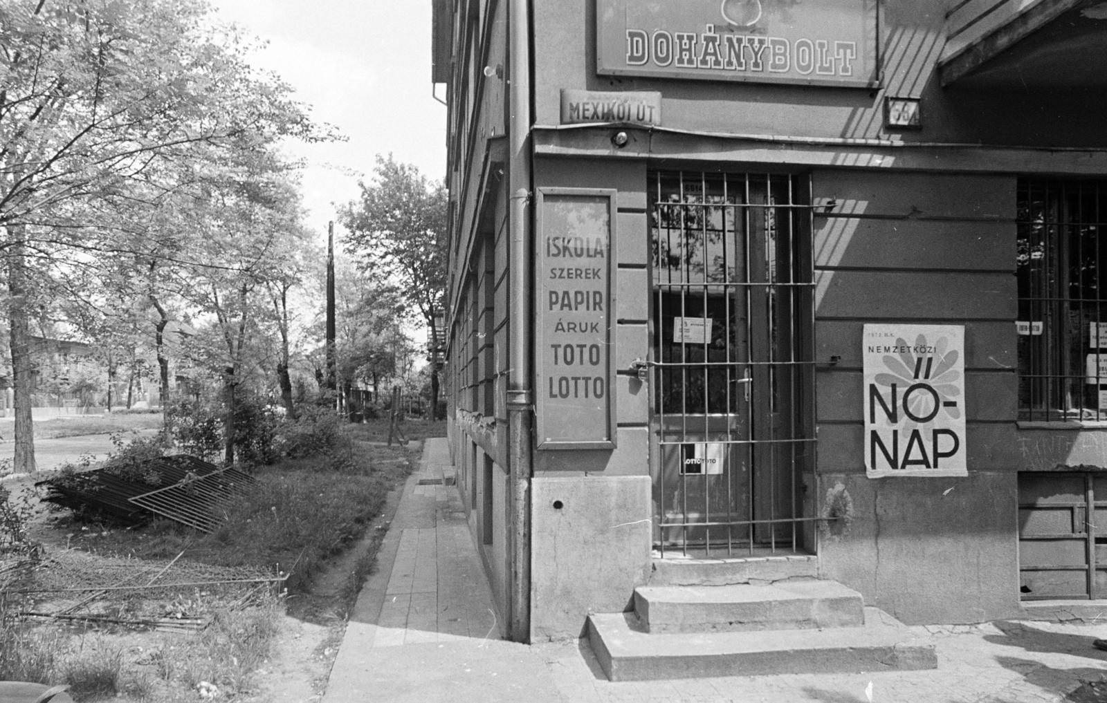 A kép forrását kérjük így adja meg: Fortepan / Budapest Főváros Levéltára. Levéltári jelzet: HU.BFL.XV.19.c.10, 1972, Budapest Főváros Levéltára / BRFK helyszínelési fényképei, BRFK Hivatala Bűnügyi Technikai Osztály, tobacco shop, cornerhouse, door grille, poster, Fortepan #283731